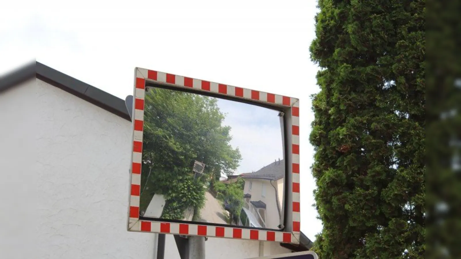 Verkehrsspiegel kommen in München, im Gegensatz zu vielen Umlandgemeinden, nur in ganz besonderen Ausnahmefällen zum Einsatz. (Foto: sb)