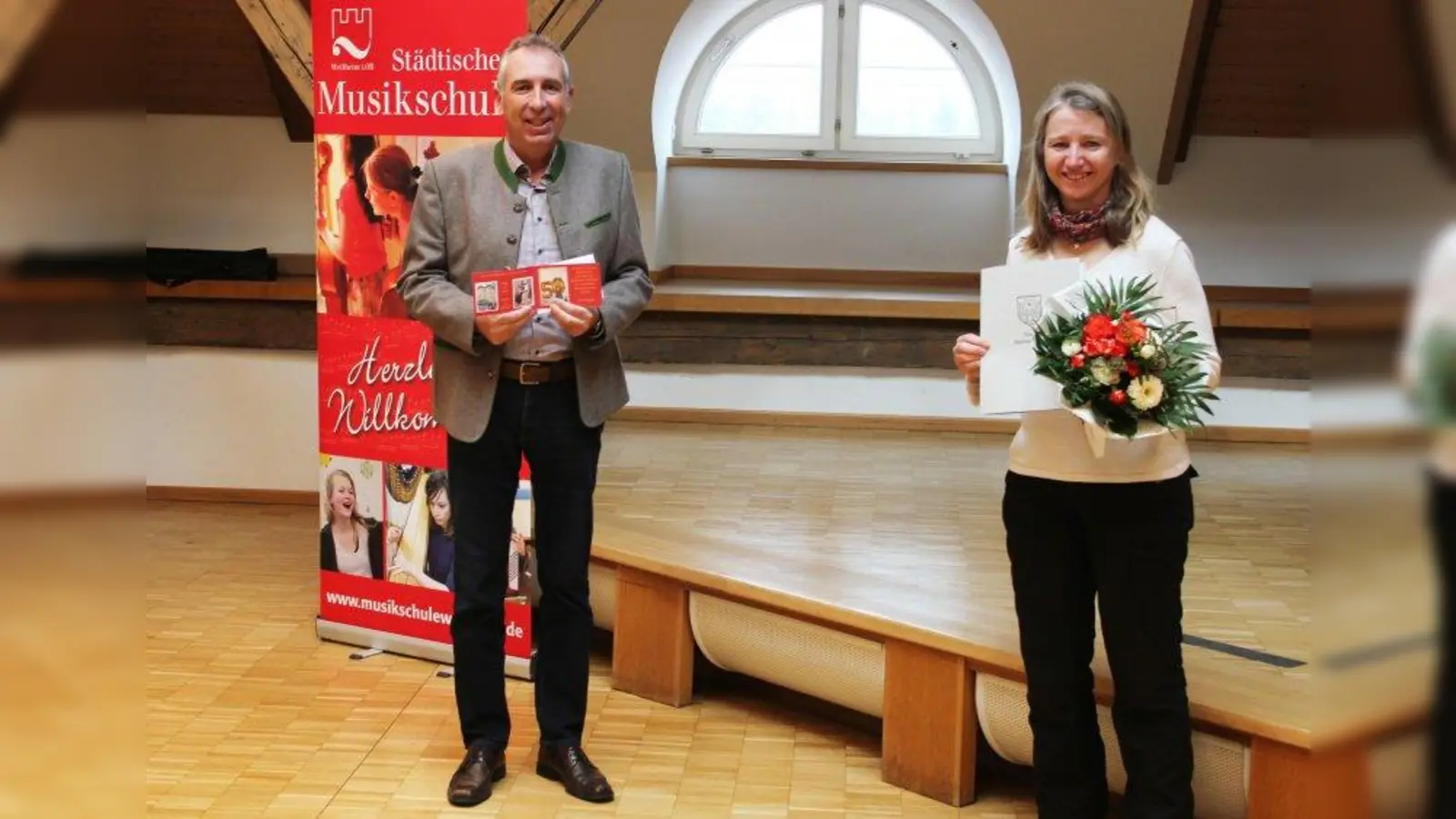 Seit 25 Jahren ist Angela Holzschuh für die Stadt Weilheim tätig. Bürgermeister Markus Loth dankte ihr dafür mit Blumen und einer Urkunde. (Foto: Stadt Weilheim)