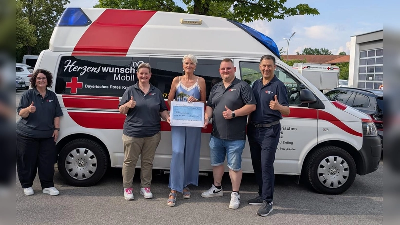 Iris Menzinger, Andrea Häuslmeir, Katrin Oettinger, Jonas Menzinger und Andreas Lindner (von links) bei der Spendenübergabe.<br><br> (Foto: Danuta Pfanzelt)