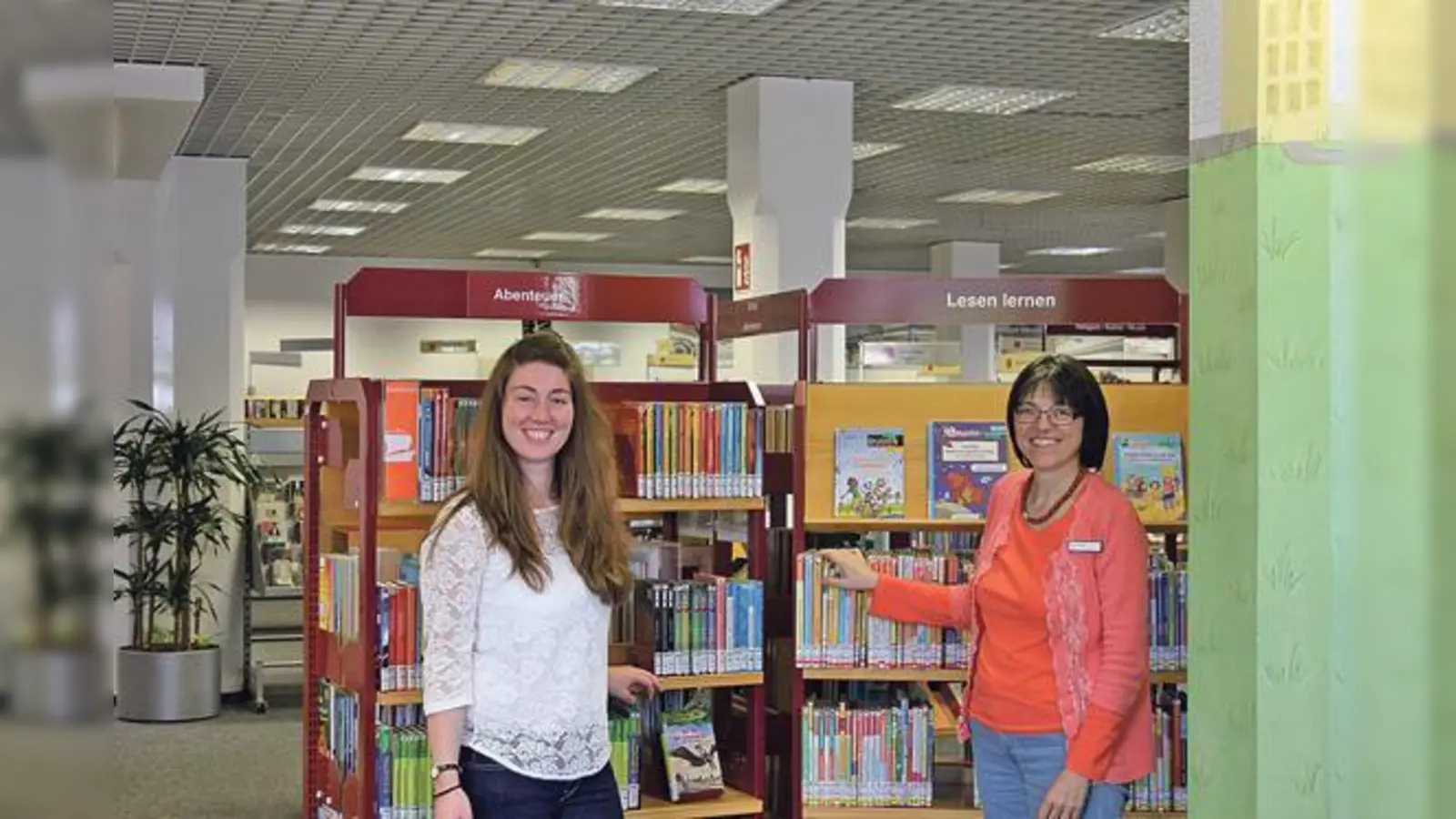 Die Stadtbücherei Moosach erfreut sich nicht zuletzt aufrund ihrer Mitarbeiterinnen großer Beliebtheit. Auch Bibliotheksleiterin Sophia Hochrein (l.) und ihre Stellvertreterin Elisabeth Driendl (r.) können stolz sein.	 (Foto: Katja Brenner)
