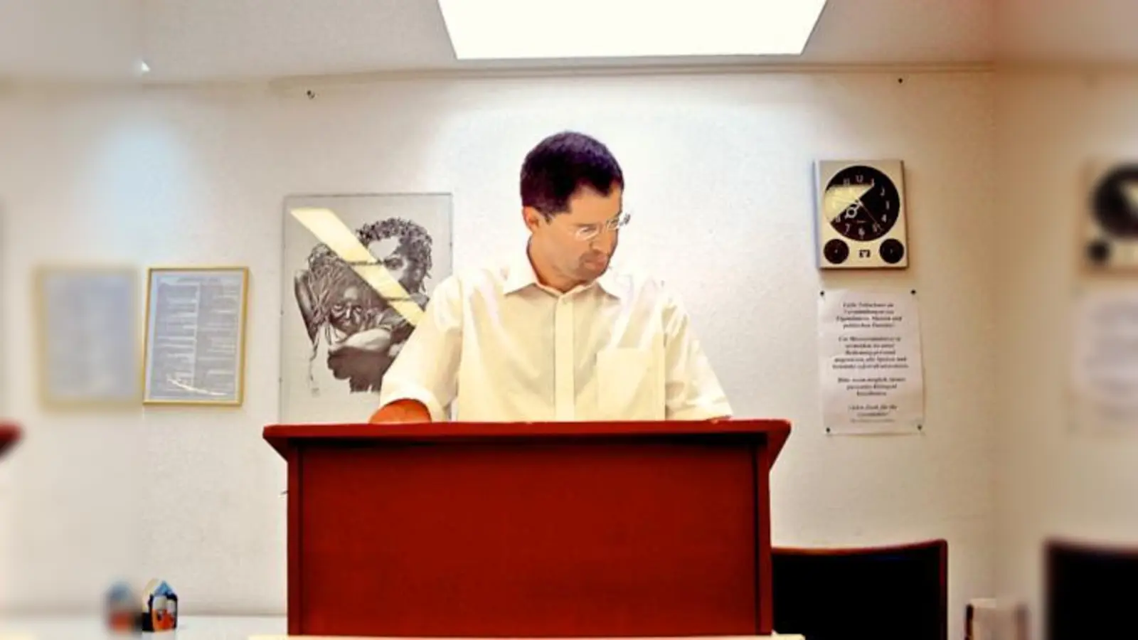 Präsident Christian Hanf konzentriert bei seinem ausführlichen Rechenschaftsbericht.  (Foto: Verein)