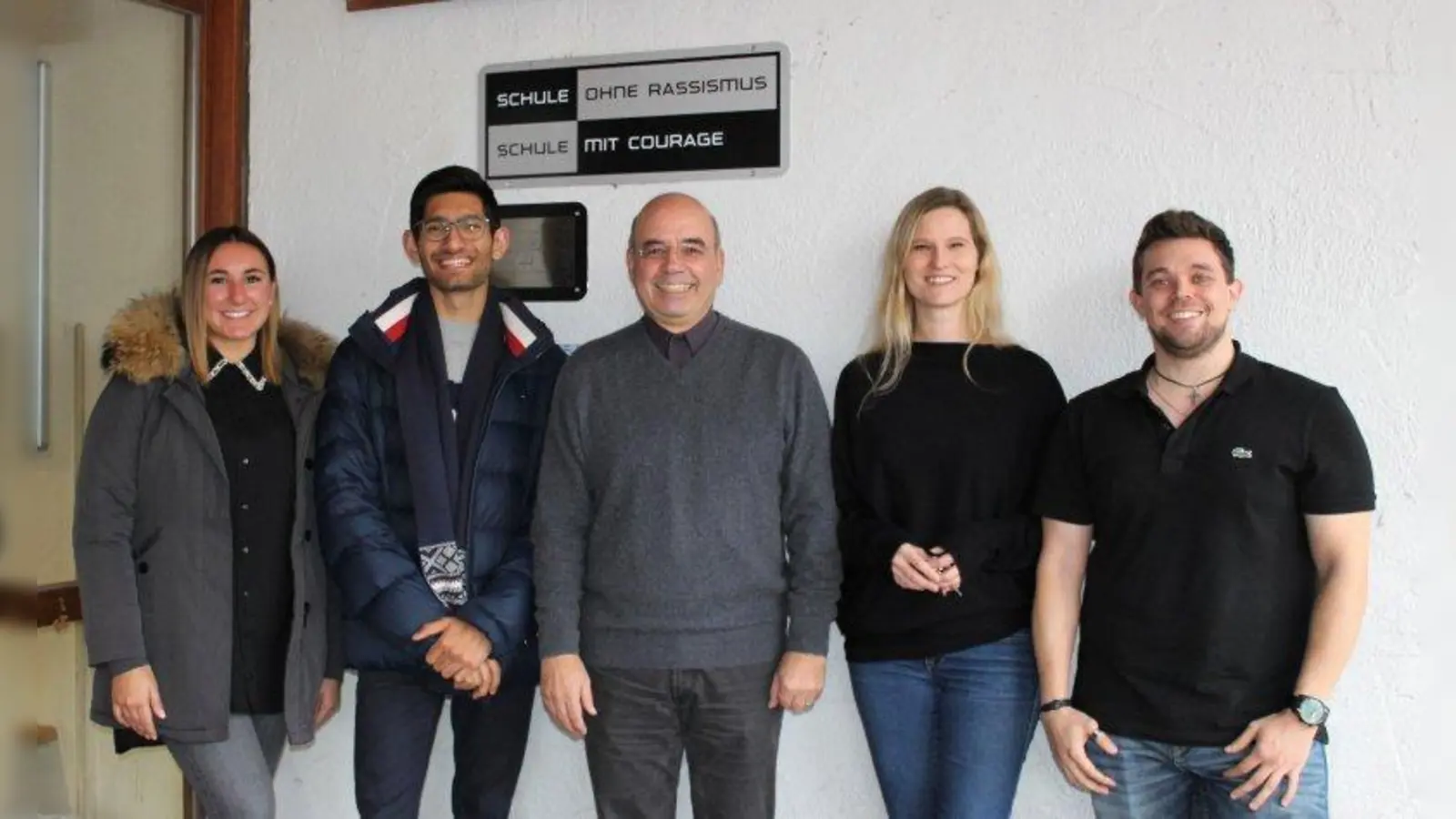 Setzen sich am Louise-Schroeder-Gymnasium gemeinsam gegen Ausgrenzung ein (von links): Schülerin Chiara Butorac, Schülersprecher John Stanojevic, Schulleiter Robert Laslop sowie die beiden Verbindungslehrer Miriam Bergener und Marcel Gralka. (Foto: sb)