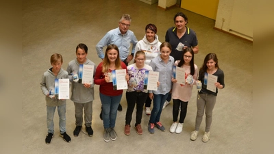 Die Klasse 6d des Humboldt-Gymnasiums Vaterstetten hat sich an der Taferl-Aktion beteiligt. (Foto: Partnerschaftsverein)