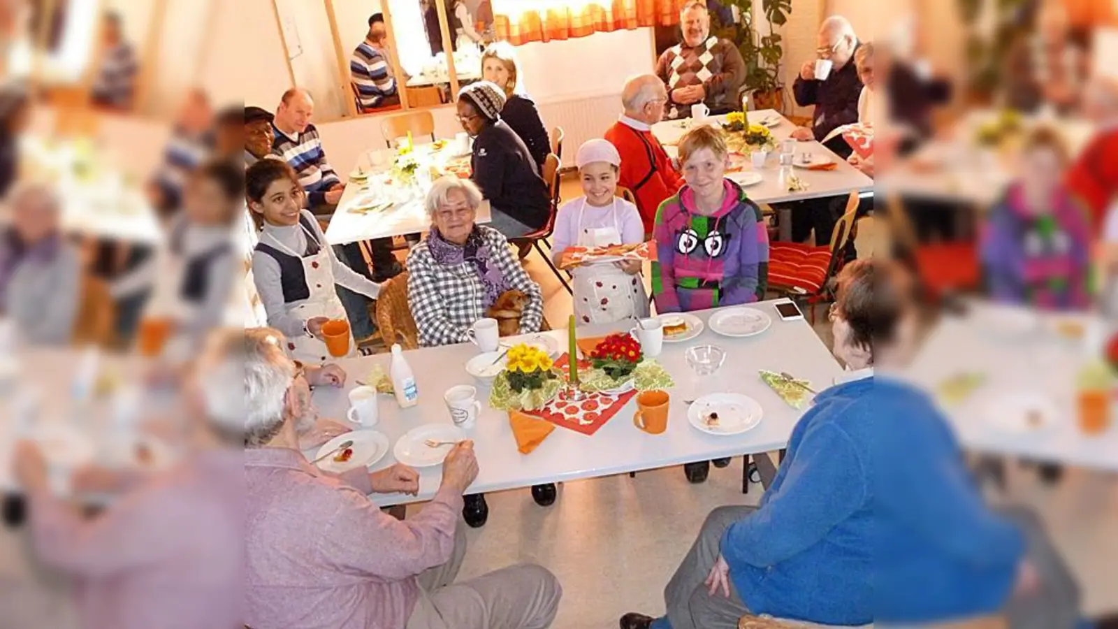 Die Besucher des Nachmittagscafés ließen sich die Kuchen der kleinen Bäcker schmecken.  (Foto: Privat)