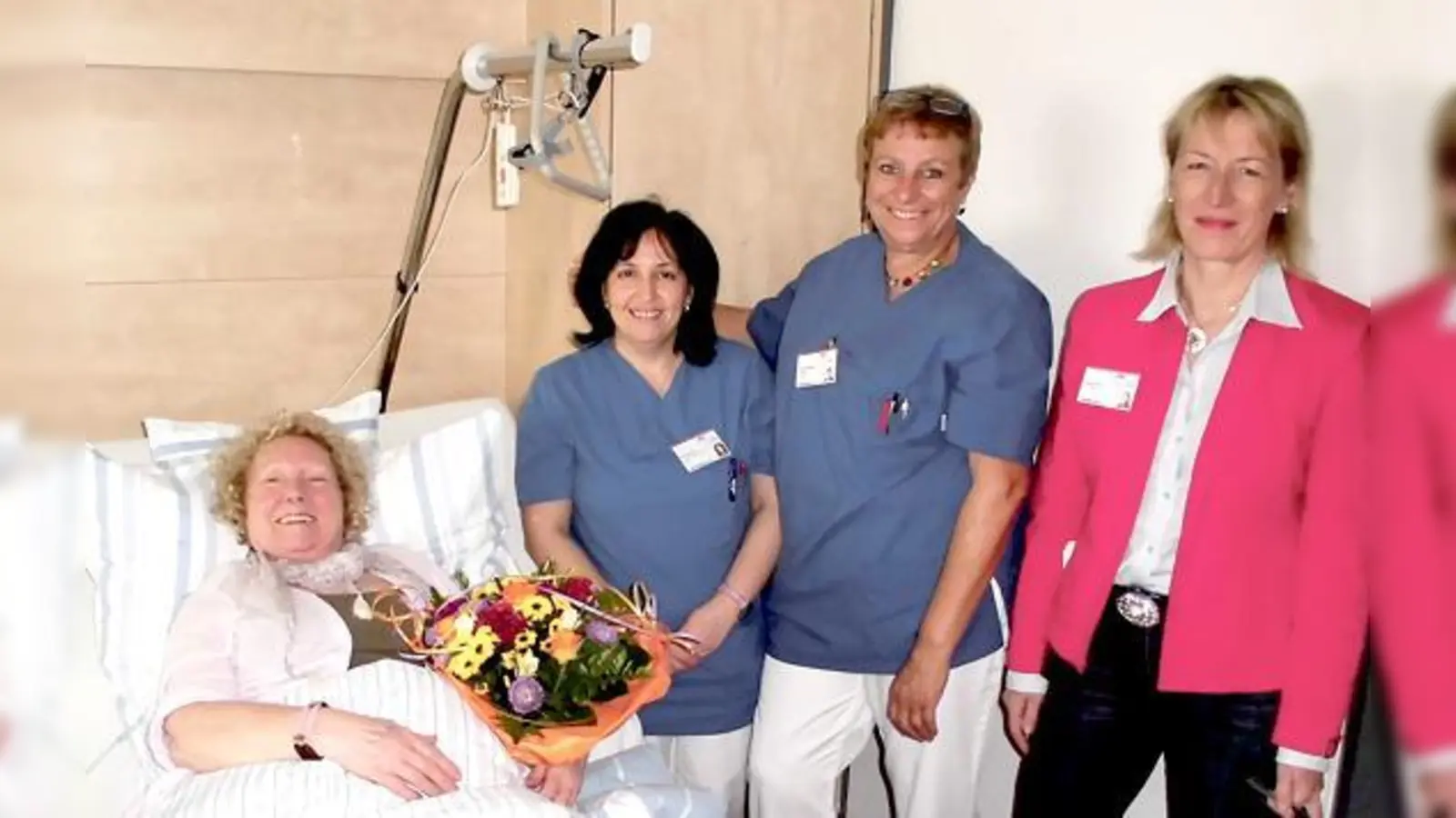 Gute Besserung! Shirley White aus Fraunberg war die 10.000 Patientin im Klinikum Landkreis Erding. Die stellvertretende Pflegedirektorin Gudrun Leifried überreichte Genesungswünsche und einen Blumenstrauß. 	 (Foto: Klinikum Erding)
