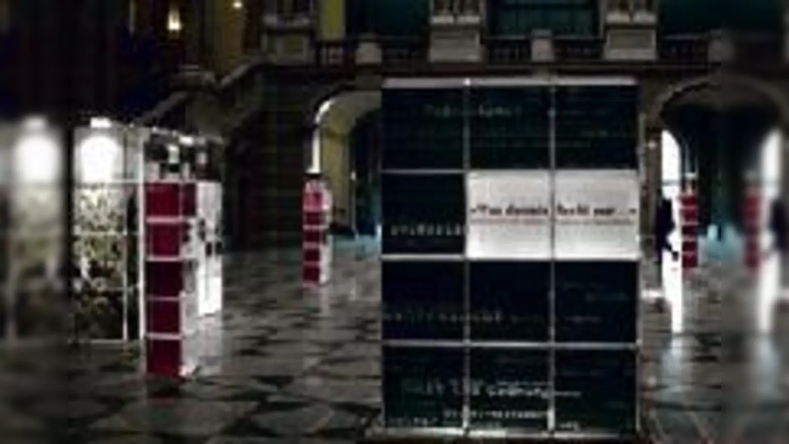 Bewegende Schicksale im Lichthof des  (Justizpalastes.Foto: VA)
