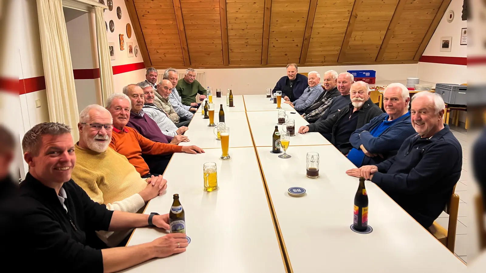 Erinnerungen an gemeinsame Einsätze kamen beim Treffen nicht zu kurz. (Foto: KBI Dachau)