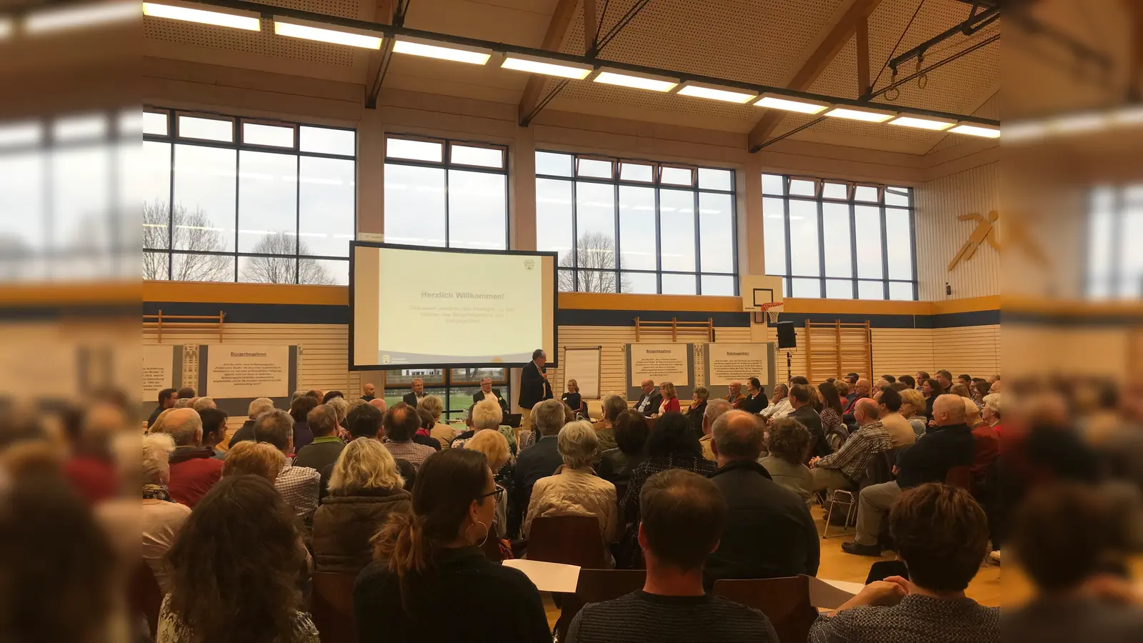 Rund 200 interessierte Hohenbrunner verfolgten gespannt die Diskussionsrunde über das Bürger- bzw. Ratsbegehren in der vergangenen Woche. (Foto: Redaktion)