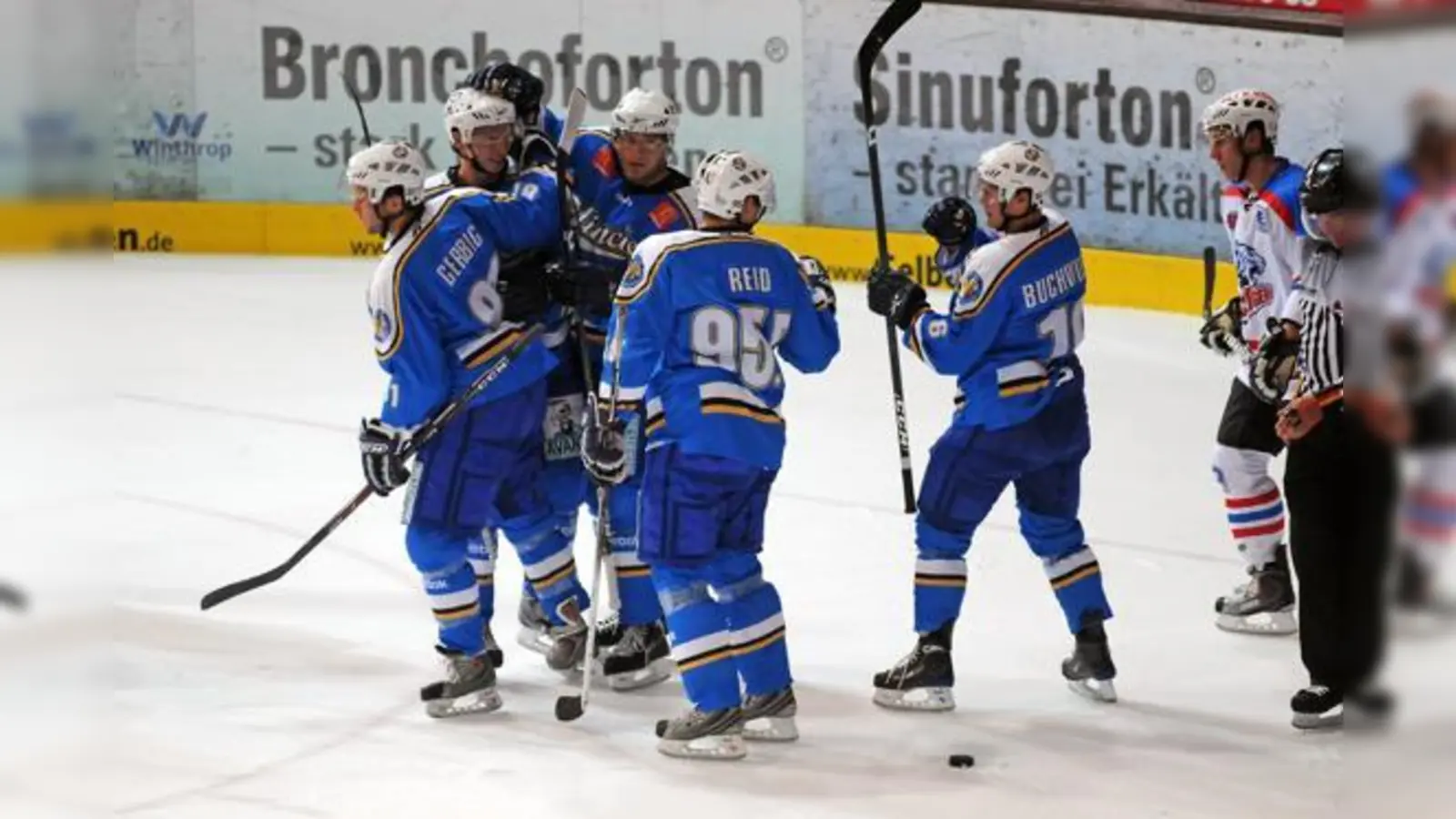 Die Spieler des EHC München hatten bei der Saisoneröffnung mehr Spaß als die Nürnberg Ice Tigers. Der Zweitligist gewann mit 3:1.    (Foto: Heike Feiner)