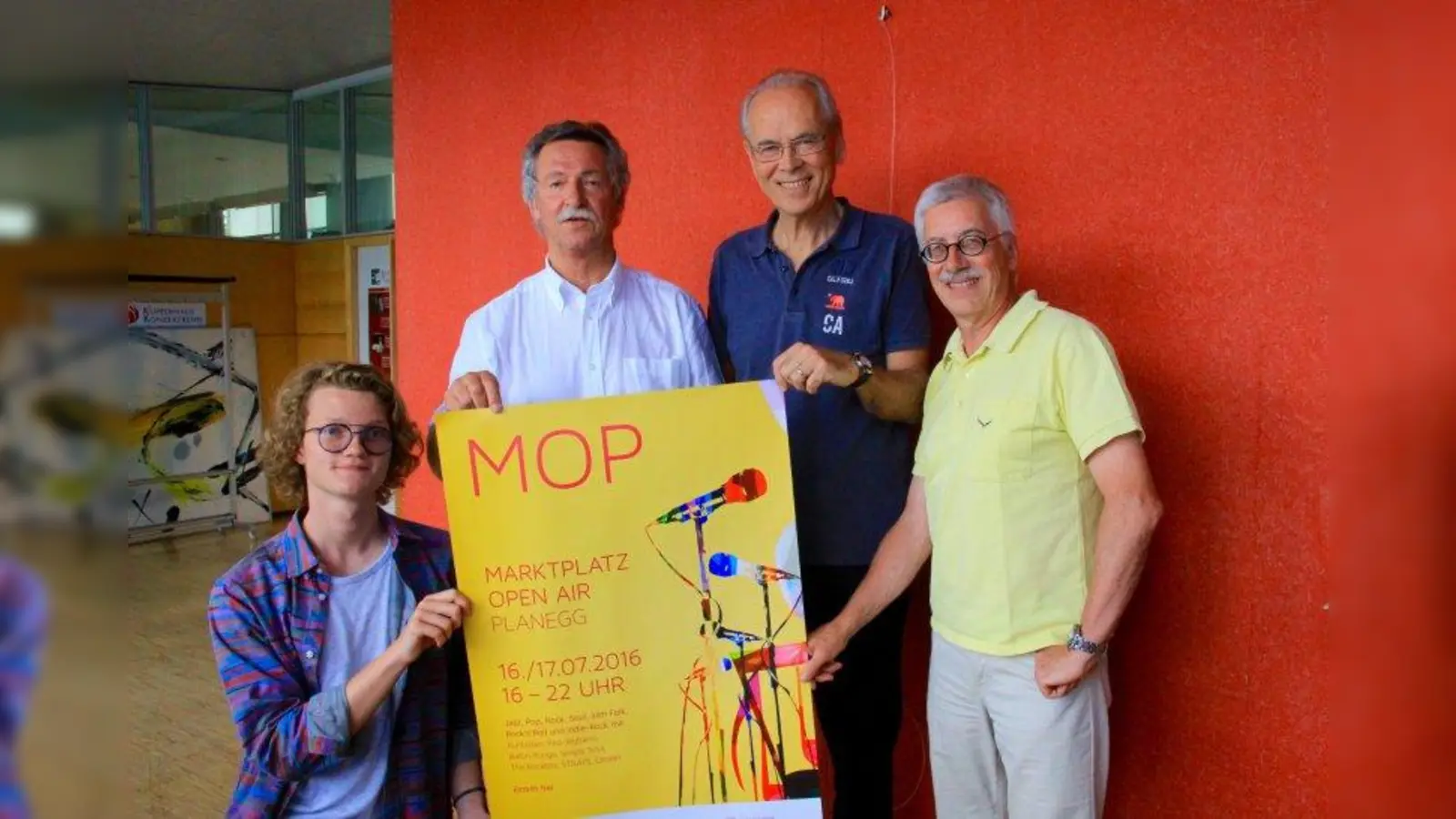 Gespannt aufs erste Marktplatz-Openair: Fridolin Krön von No Ties, Bürgermeister Heinrich Hofmann als Organisator, Wolfgang Rieger von Simply Soul und Walter Weißenberger von Ceolan (v.l.). (Foto: us)
