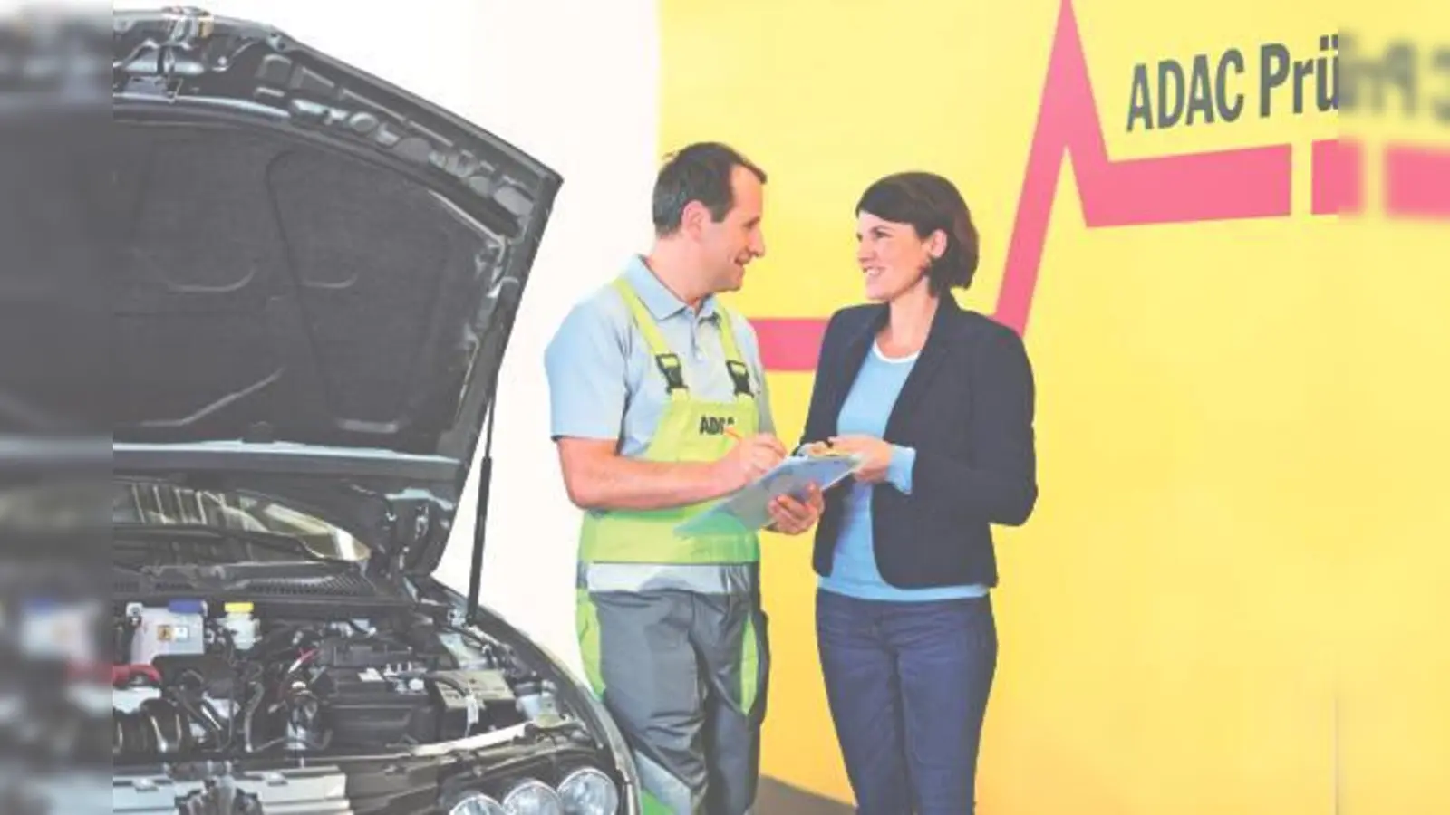 Im Prüfzentrum München checken die ADAC Techniker, ob noch genügend Kühlflüssigkeit in der Klimaanlage ist, und desinfizieren auf Wunsch die Lüftungskanäle.	 (Bild: ADAC)