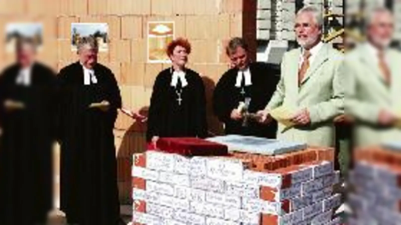 Hammerschläge und Segenssprüche: Ismanings Rathauschef Michael Sedlmair bei der Grundsteinlegung der evangelischen Gabrielkirche.	 (Foto: ko)