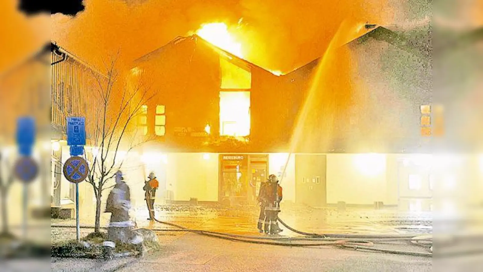Große Teile des Einkaufszentrums an der Südlichen Münchner Straße wurden ein Raub der Flammen. 187 Feuerwehrleute waren im Einsatz.  (Foto: Schunk)