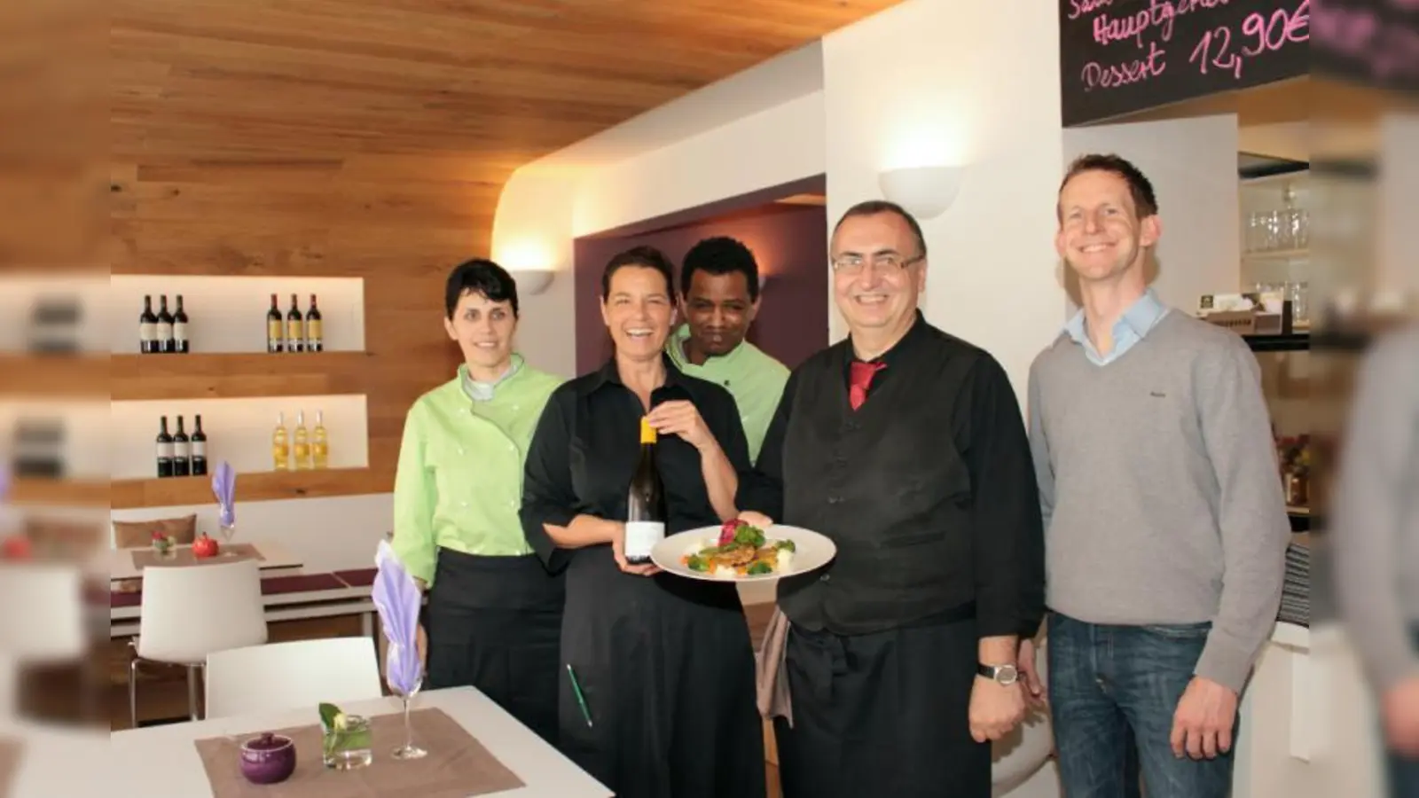 Im kleinen Restaurant &amp;quot;Zeitgeist&amp;quot; gibt es nur biologisch-vegetarische Gerichte mit ausgewählten Weinen. Angelica Mitrea, Monika Walgenbach, Koch Solomon Tsegaye, Servicechef Tommaso Amato und Michael Mayr (v.l.). (Foto: US)