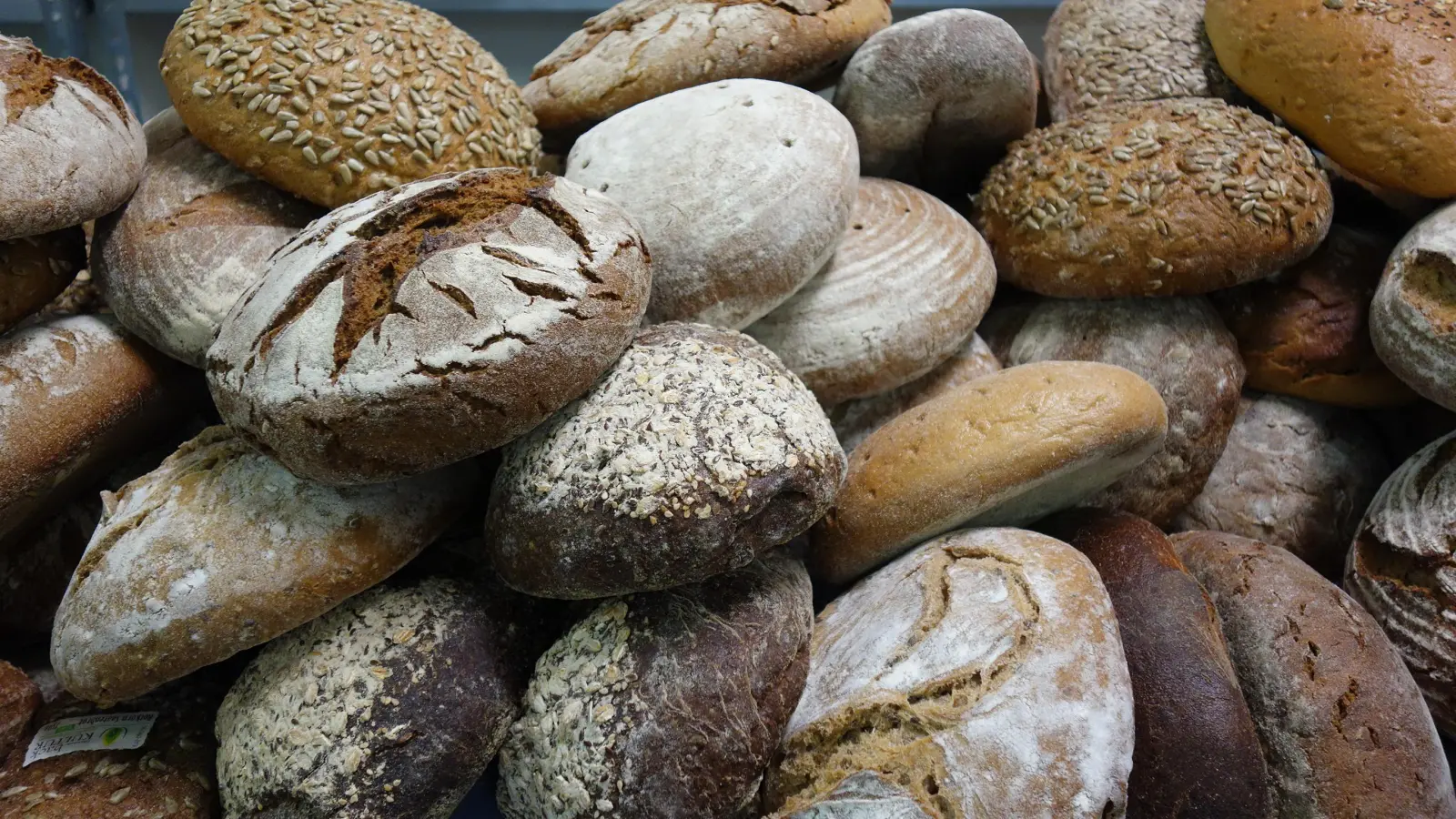 Damit die Helfer ihre wichtige Arbeit bei den Tafeln fortsetzen können, hat das Bayerische Sozialministerium 7.000 Masken an ehrenamtliche Helfer verteilt.  (Foto: hw)