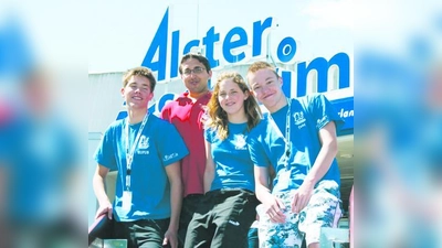 Die Neptun-Schwimmer Rufus Walk (li.), Karina Sommer und Tobias Wetzel (re.) zusammen mit ihrem Trainer Marc Berges (2.v.l.) bei den Deutschen Jahrgangsmeisterschaften in Hamburg. (Foto: pi)