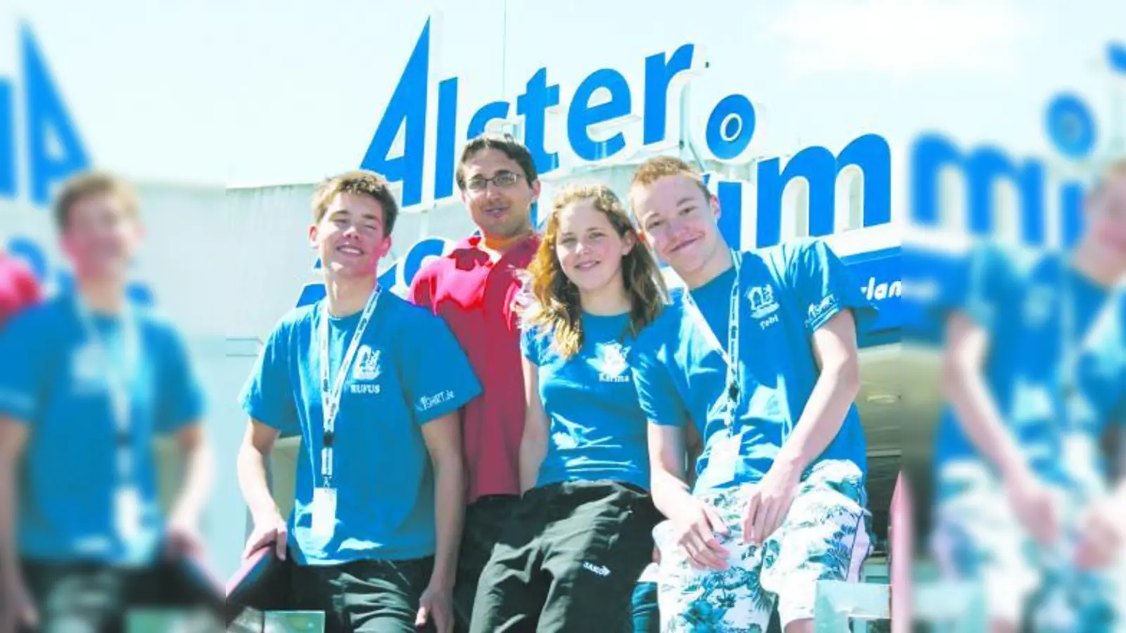 Die Neptun-Schwimmer Rufus Walk (li.), Karina Sommer und Tobias Wetzel (re.) zusammen mit ihrem Trainer Marc Berges (2.v.l.) bei den Deutschen Jahrgangsmeisterschaften in Hamburg. (Foto: pi)