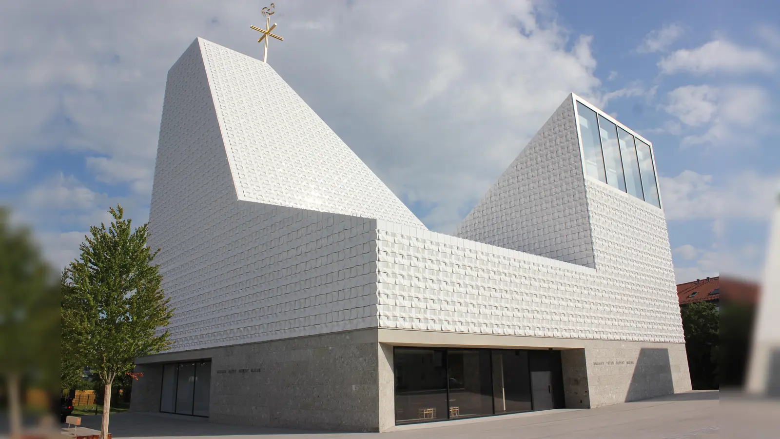 Im Juni 2018 eingeweiht und seitdem mehrfach prämiert: Die Kirche Seliger Rupert Mayer in Poing. (Foto: bs/Archiv)
