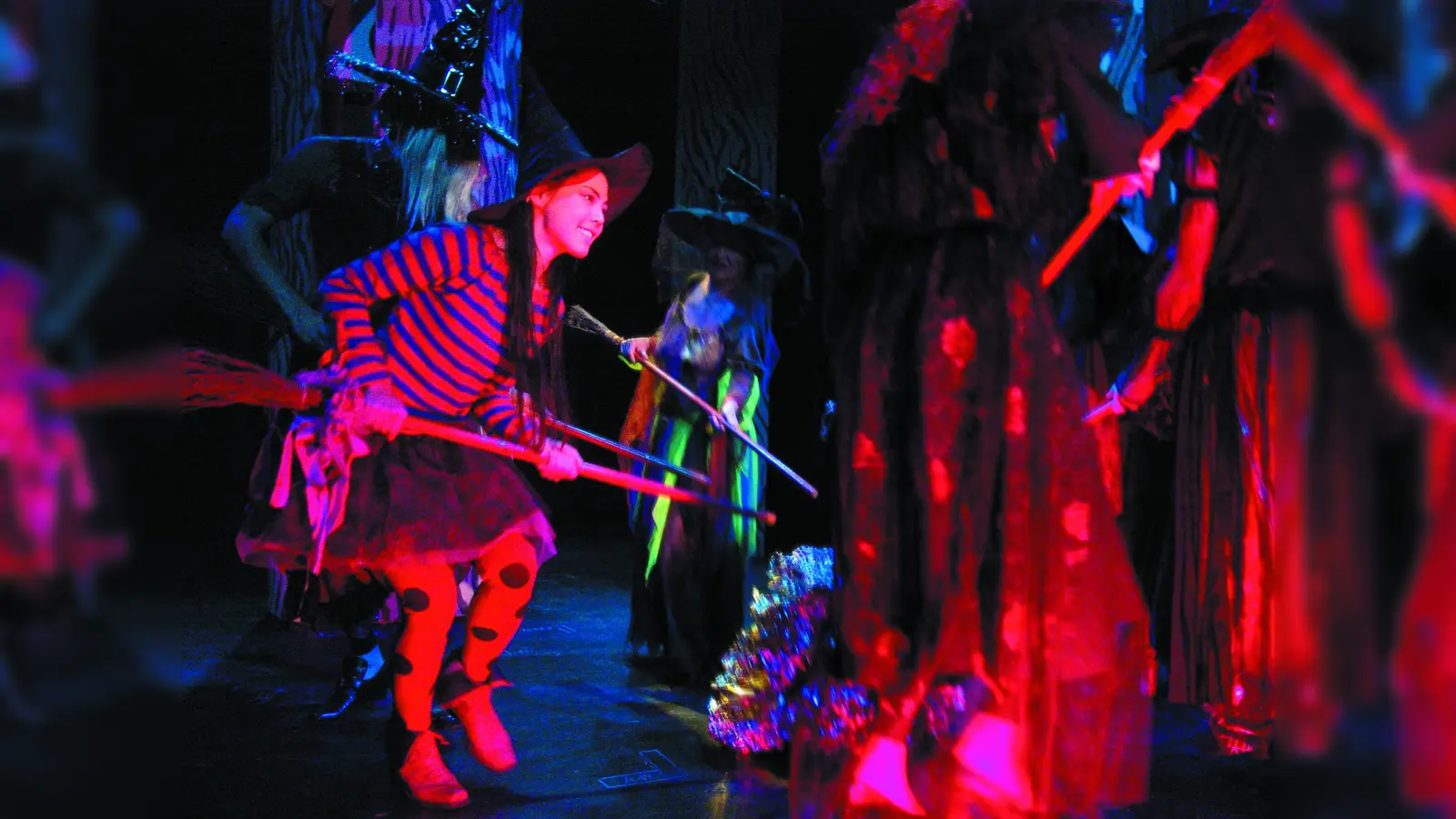 Das Stück „Die Kleine Hexe” ist am 16. Juni zu Gast in Taufkirchen. (Foto: Junges Theater Bonn)