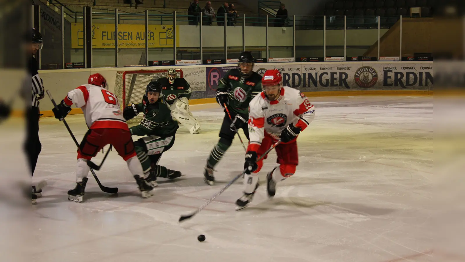Spielszene vom "geladenen" Derby der Rot-Weißen zuletzt in Erding. (Foto: smg/CU)