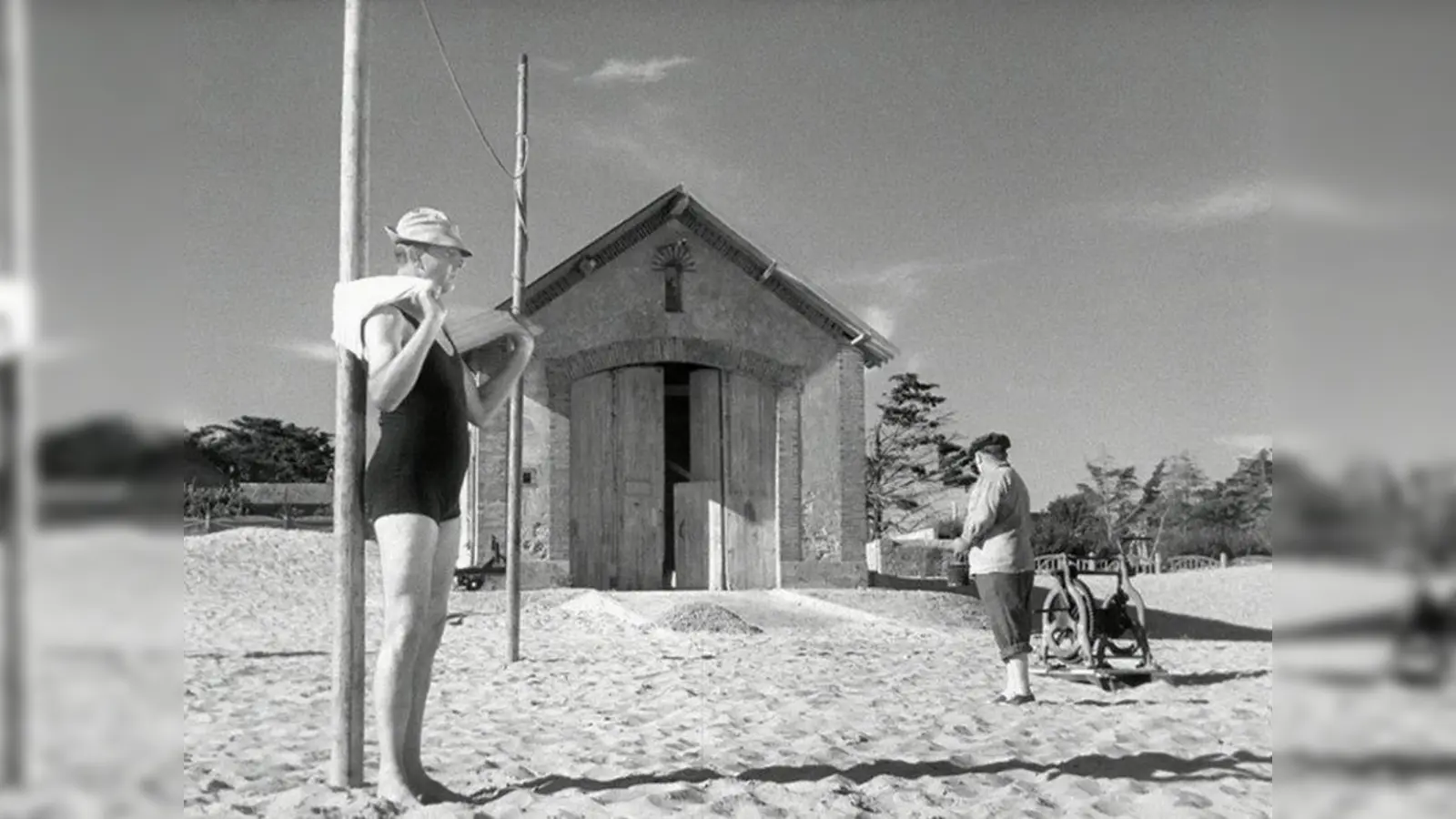 Ungeschicklichkeit ist sein zweiter Vorname: Jaques Tati als Monsieur Hulot. (Foto: © Filmverleih)