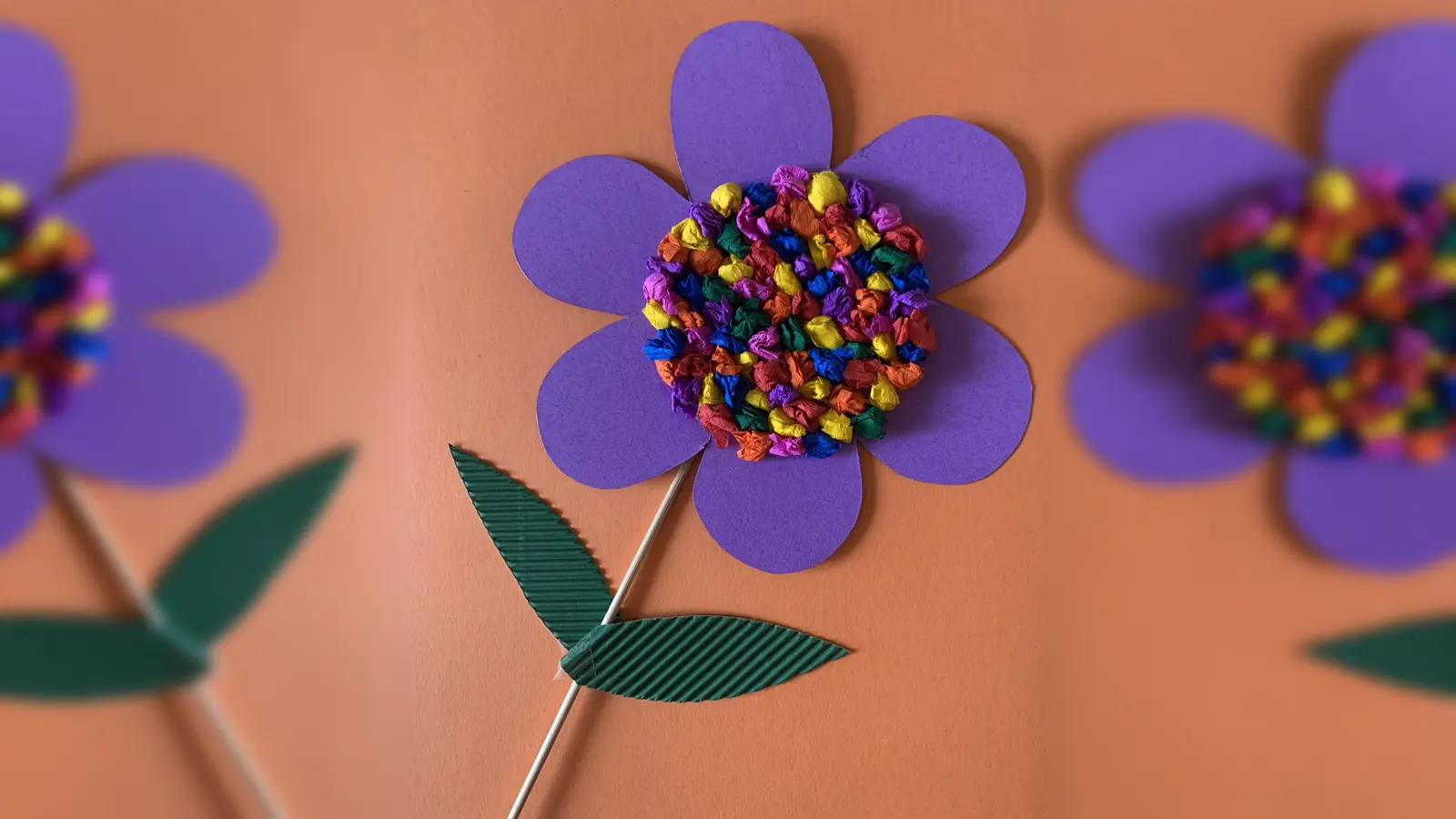 Auch dieses Mal können die Kinder wieder eine Kleinigkeit herstellen: Es werden farbenfrohe Blumen gebastelt. (Foto: Familienzentrum Trudering)