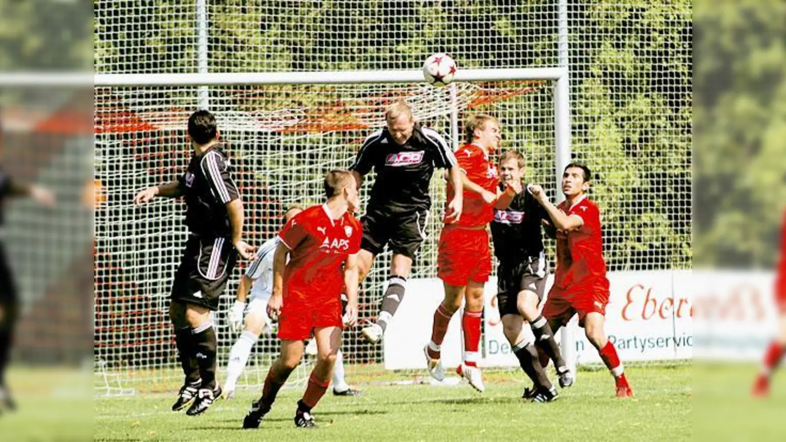 Die Abwehr stand wie eine Eins: Abwehrchef Carsten Henrich hatte die Lufthoheit und der VfR Garching ließ kaum Chancen zu, verlor durch späte Tore aber dennoch 0:2 in Unterföhring.	 (Foto: ba)