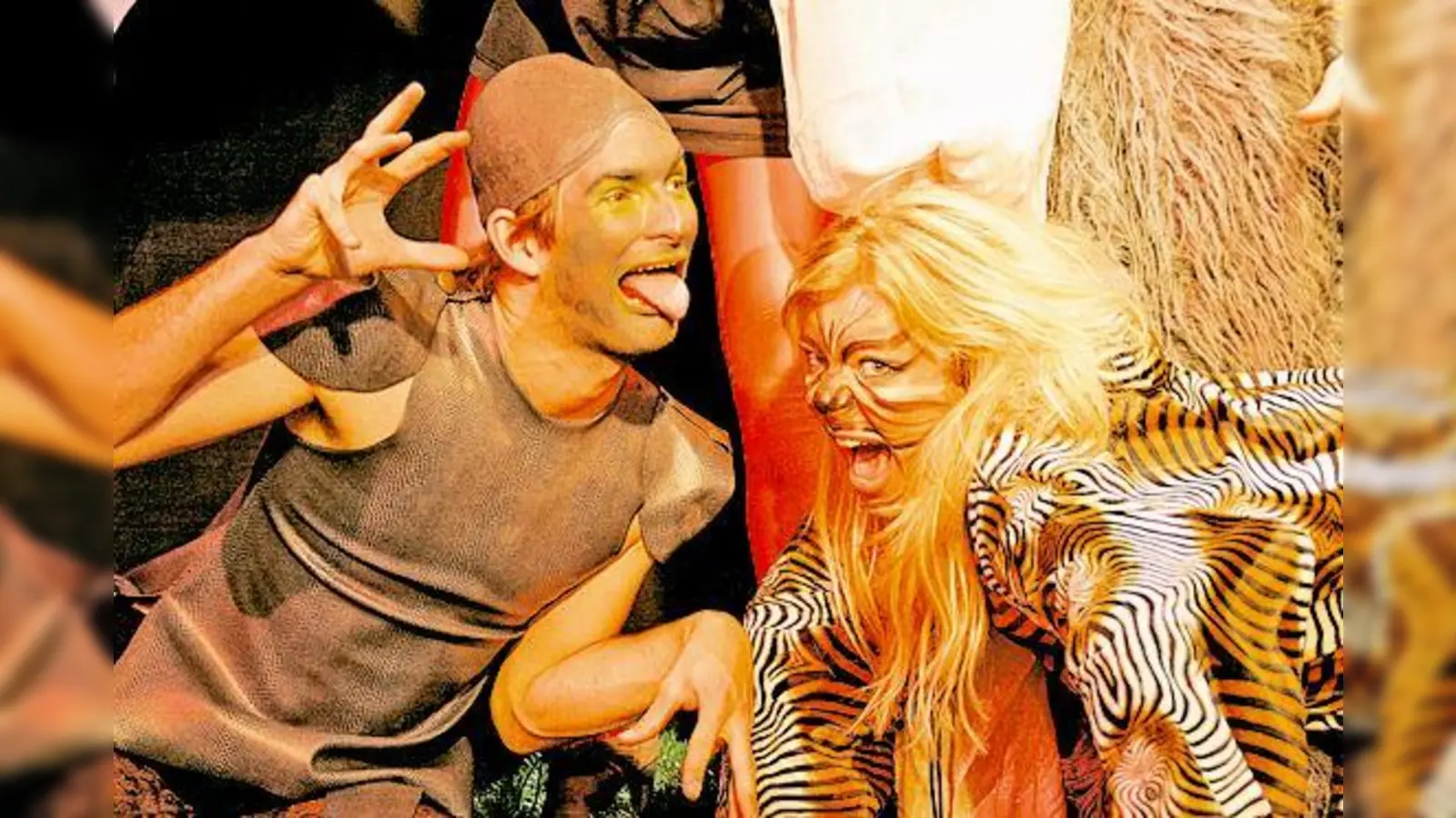 Szenenfoto aus dem wilden Dschungelabenteuer mit skurrilen Figuren.  (Foto: Nartan Niemeyer)