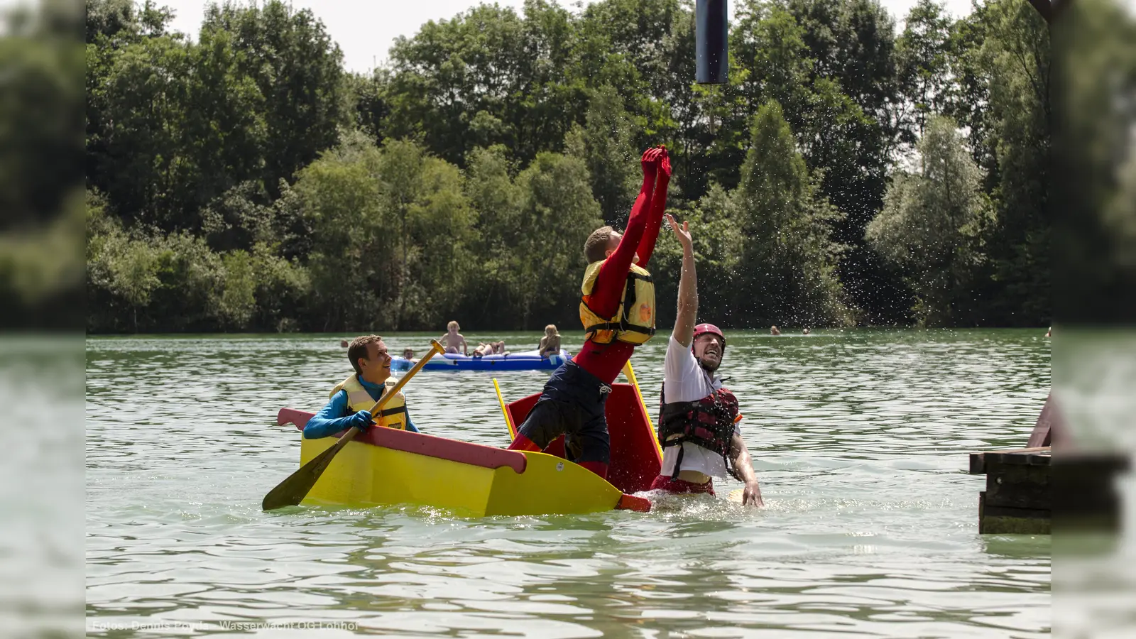 Richtig sportlich geht's zu beim Sautrogrennen der Wasserwacht auf dem Unterschleißheimer See, wenn tollkühne Männer in zweckentfremdeten Holzkisten unterwegs sind.  (Foto: Dennis Poyda, Wasserwacht OG Lohhof)