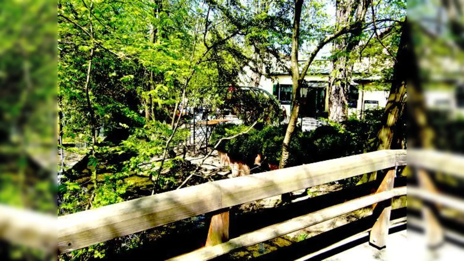 Eine Idylle, deren Tage gezählt sind. Im Biergarten am Bach seine Brotzeit zu genießen  das ging schon länger nicht mehr, denn das Wirtshaus war geschlossen. In naher Zukunft werden auf dem Gelände Wohnungen gebaut werden.	 (Foto: ikb)