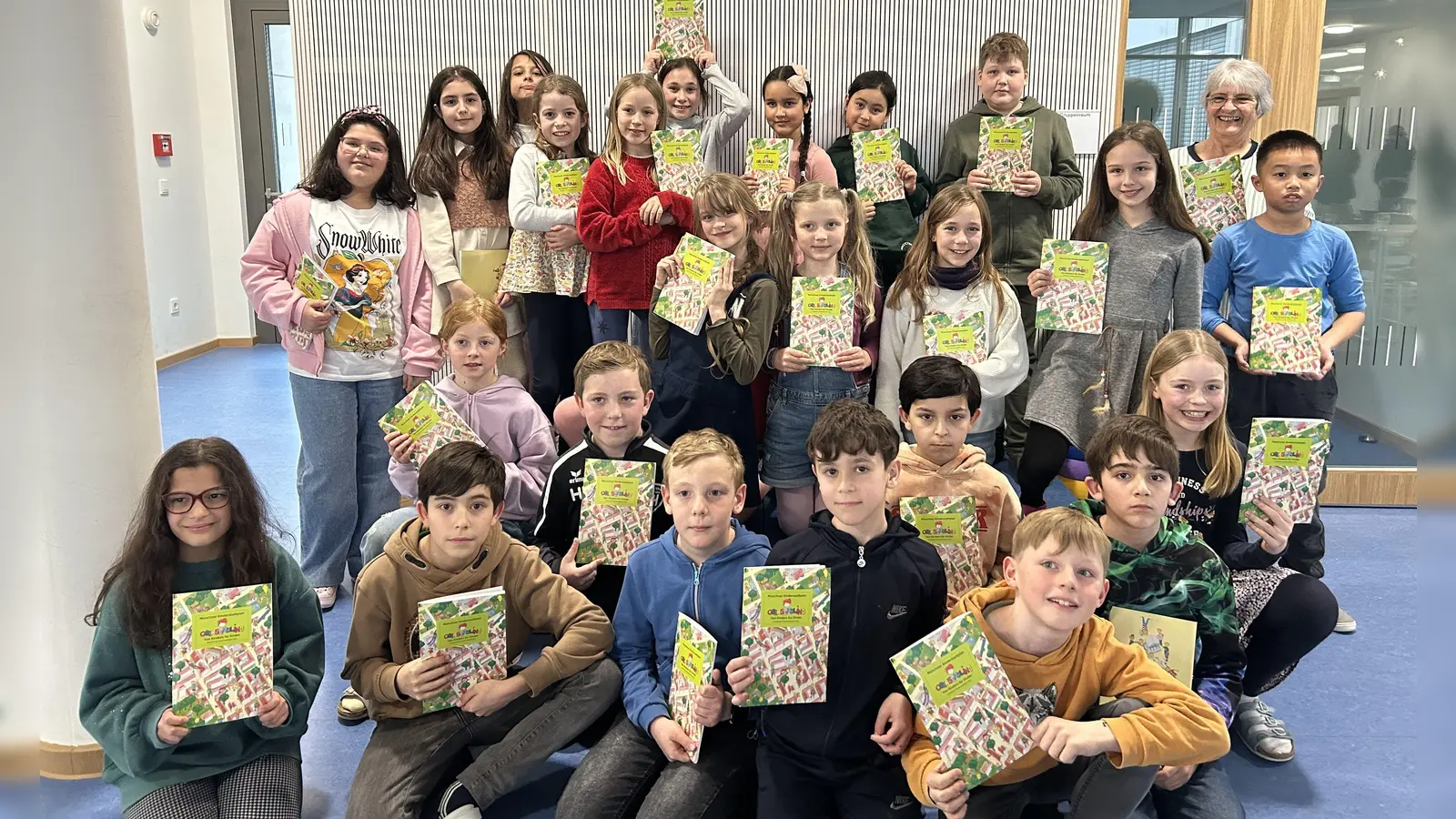 Der neue Kinderstadtplan wurde in der Grundschule an der Aidenbachstraße mit den vierten Klassen offiziell vorgestellt. (Foto: SpiellandschaftStadt e.V.)