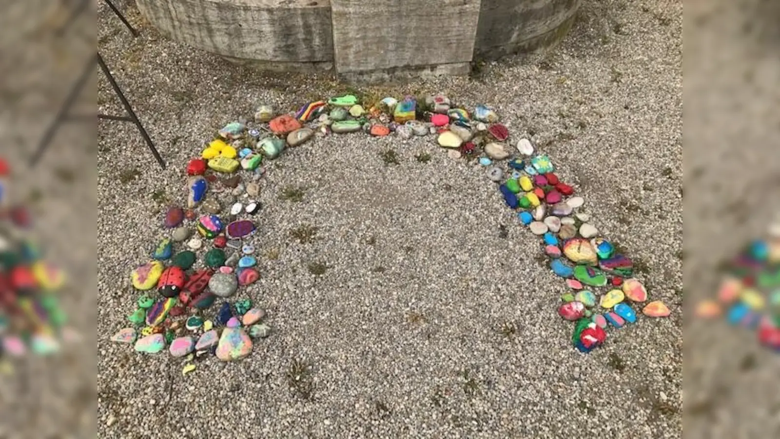 Regenbogen-Aktion des ökumenischen Kindergottesdienstes: bunte Steine als Zeichen der Hoffnung. (Foto: Gemeinde Alling)
