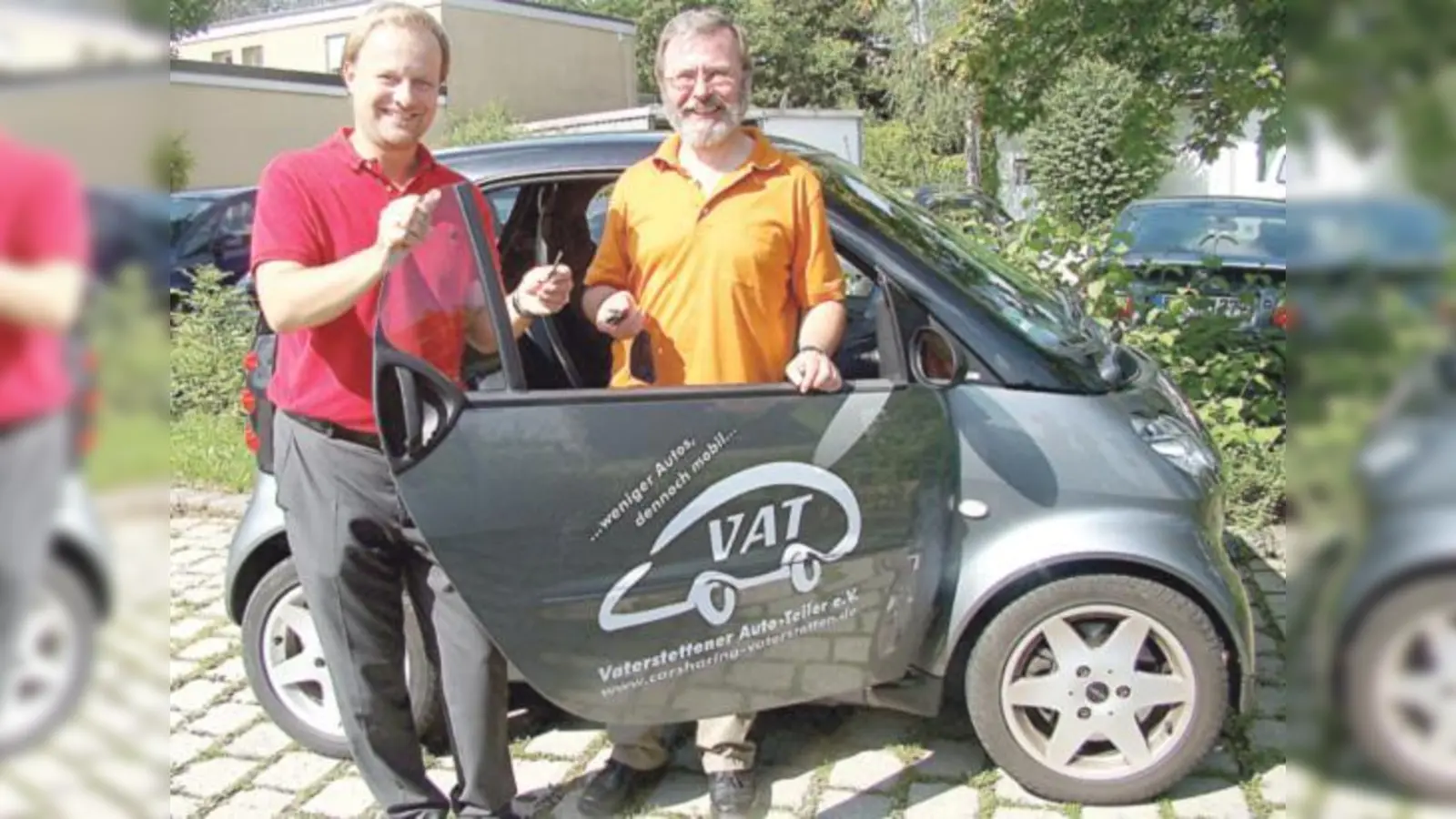 Klaus Breindl, Gründer des örtlichen Carsharing-Vereins begrüßt Bürgermeister Robert Niedergesäß als Vertreter der Gemeinde als neues Mitglied.  	 (Foto: Ka)
