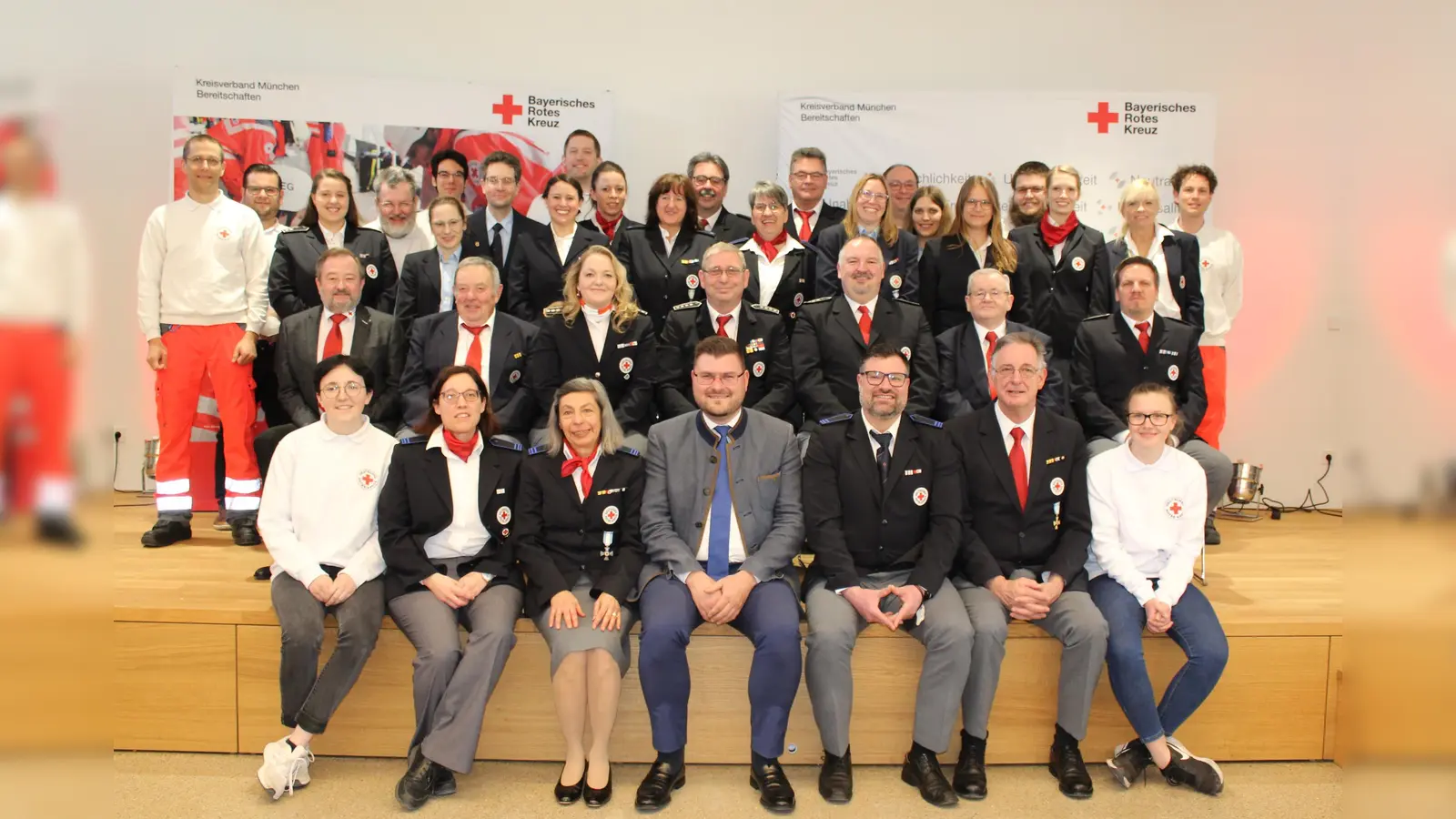 Die BRK-Bereitschaft Aubing beim Auftakt des Festjahres 2022 mit dem Schirmherrn Sebastian Kriesel (vorne Mitte) (Foto: BRK Aubing/ Heidi Roider )