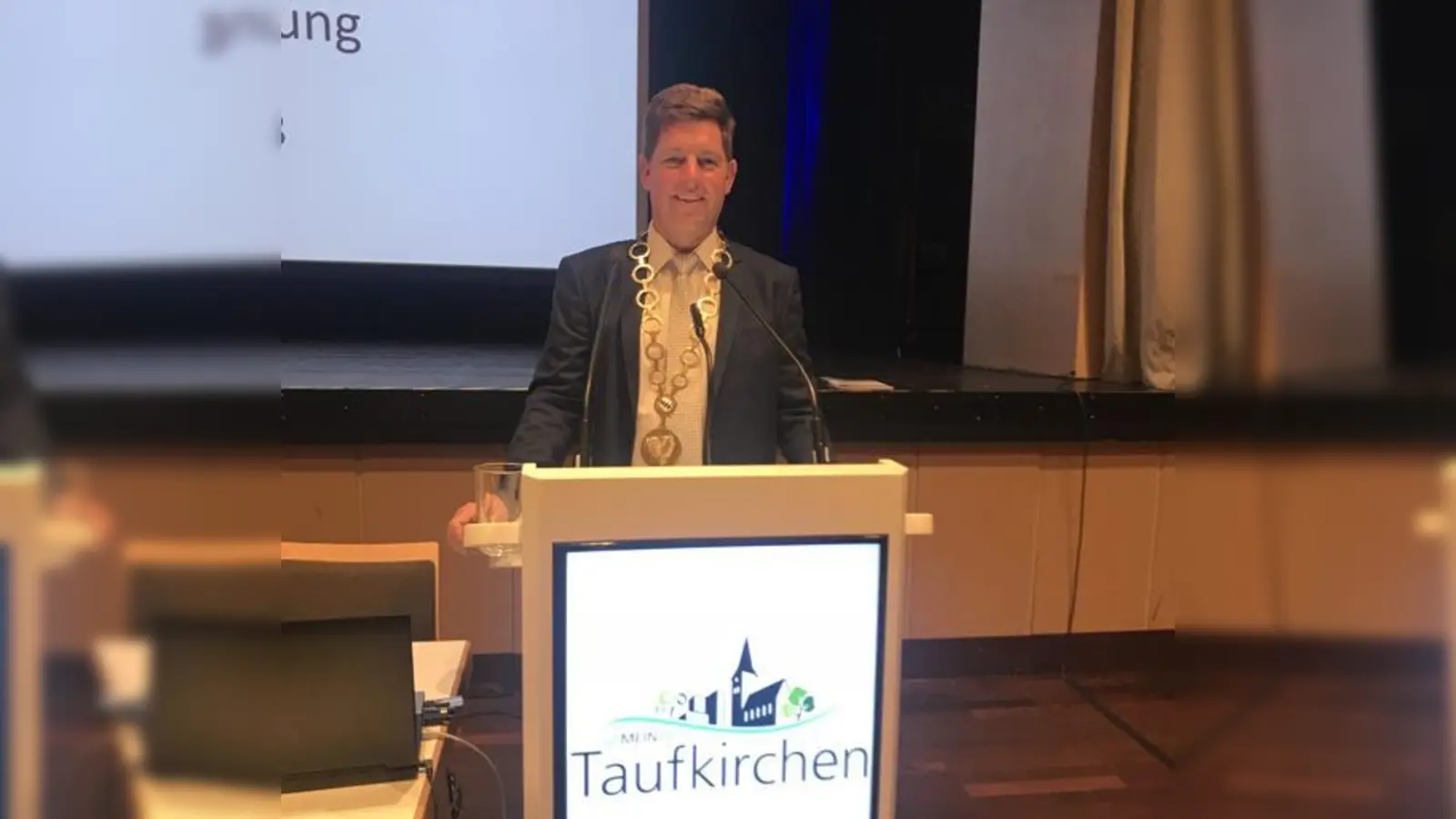 Bürgermeister Ullrich Sander zog auf der jüngsten Bürgerversammlung eine positive Bilanz zum abgelaufenen Jahr in Taufkirchen.  (Foto: Heike Woschee)