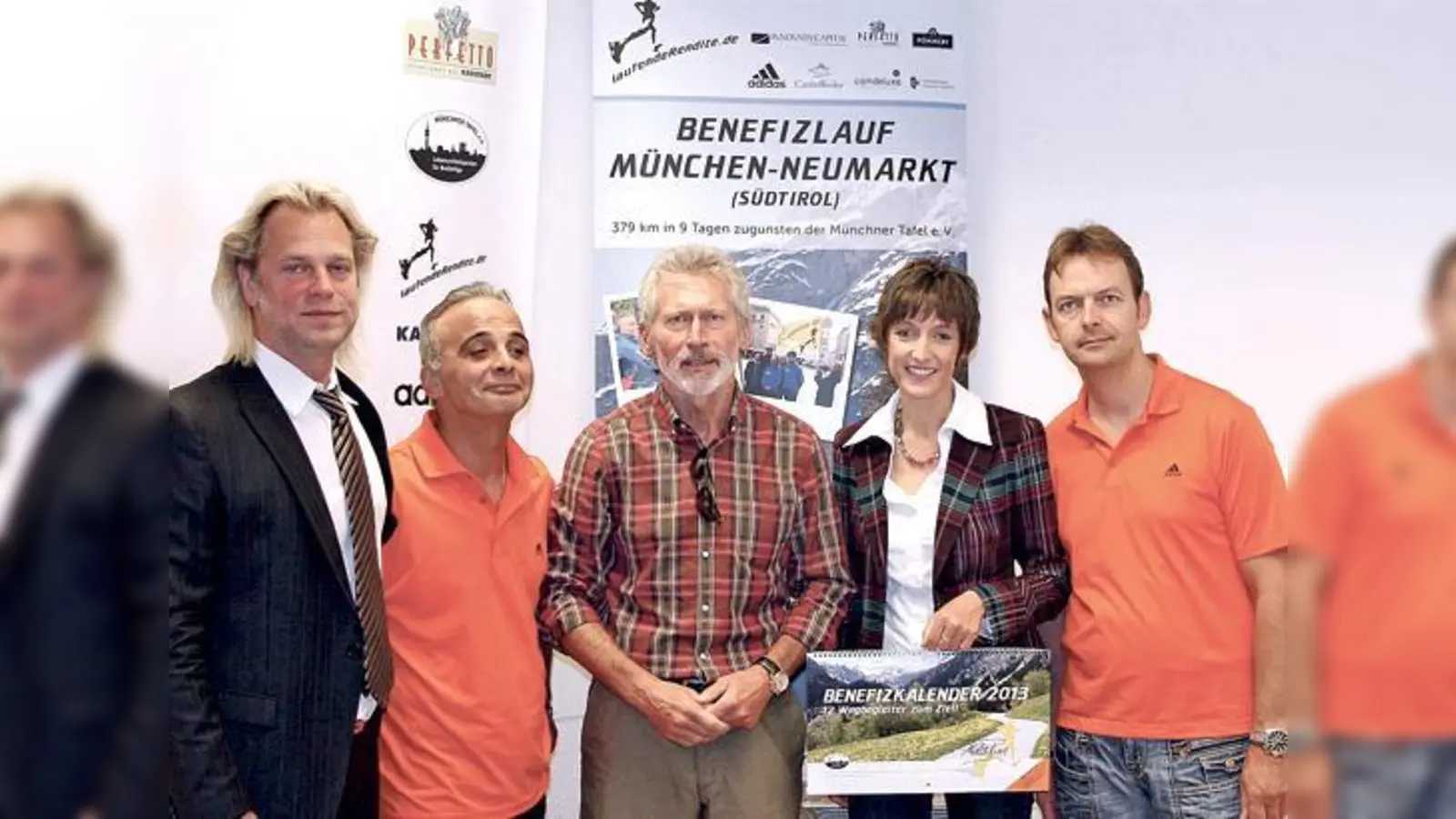 Hauptsponsor Jens Stallkamp, Walter Ferrari, Paul Breitner, Sabine Fuchs und Jens Häusler freuen sich auf die Signierstunde im Karstadt in Schwabing.  (Foto: ek)