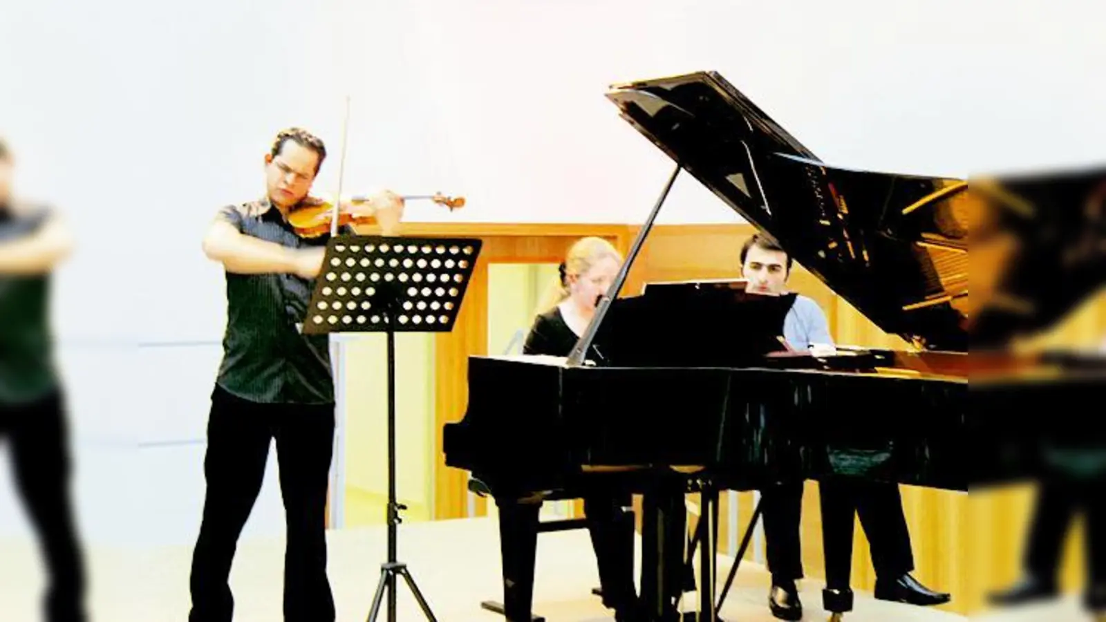 Der Violinist Manuel Druminski und die Pianistin Tatiana Chernichka beeindruckten die Feldkirchner mit einer virtuosen Glanzleistung. 	 (Foto: VA)