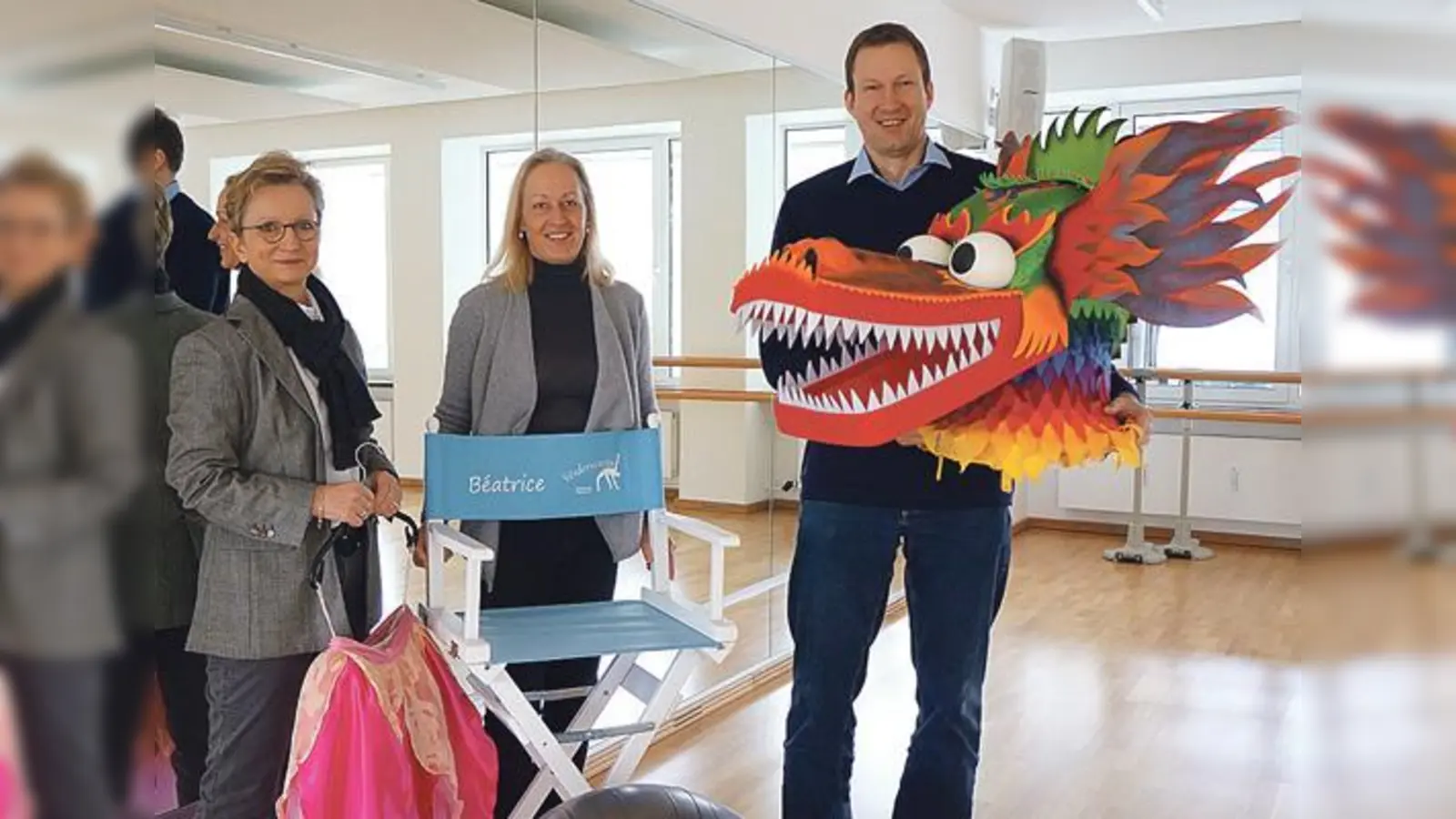 Die Vorsitzenden des Fördervereins der Ballettschule Ottobrunn, Beatrice Kroll (l.) und Markus Schwerd (r.) unterstützen mit ihrem Verein die Arbeit der Ballettschule Ottobrunn, vertreten durch deren Leiterin, Marcella Weber (Bildmitte). 	 (Foto: hw)