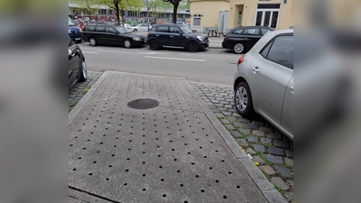 In der Oberländerstraße (gegenüber der alten Sortieranlage) wurde die Lücke, die durch den entnommenen Baum entstanden ist, geteert. Zunächst wurde die Fläche inkl. Baumscheibe als Parkplatz genutzt. (Foto: SPD)