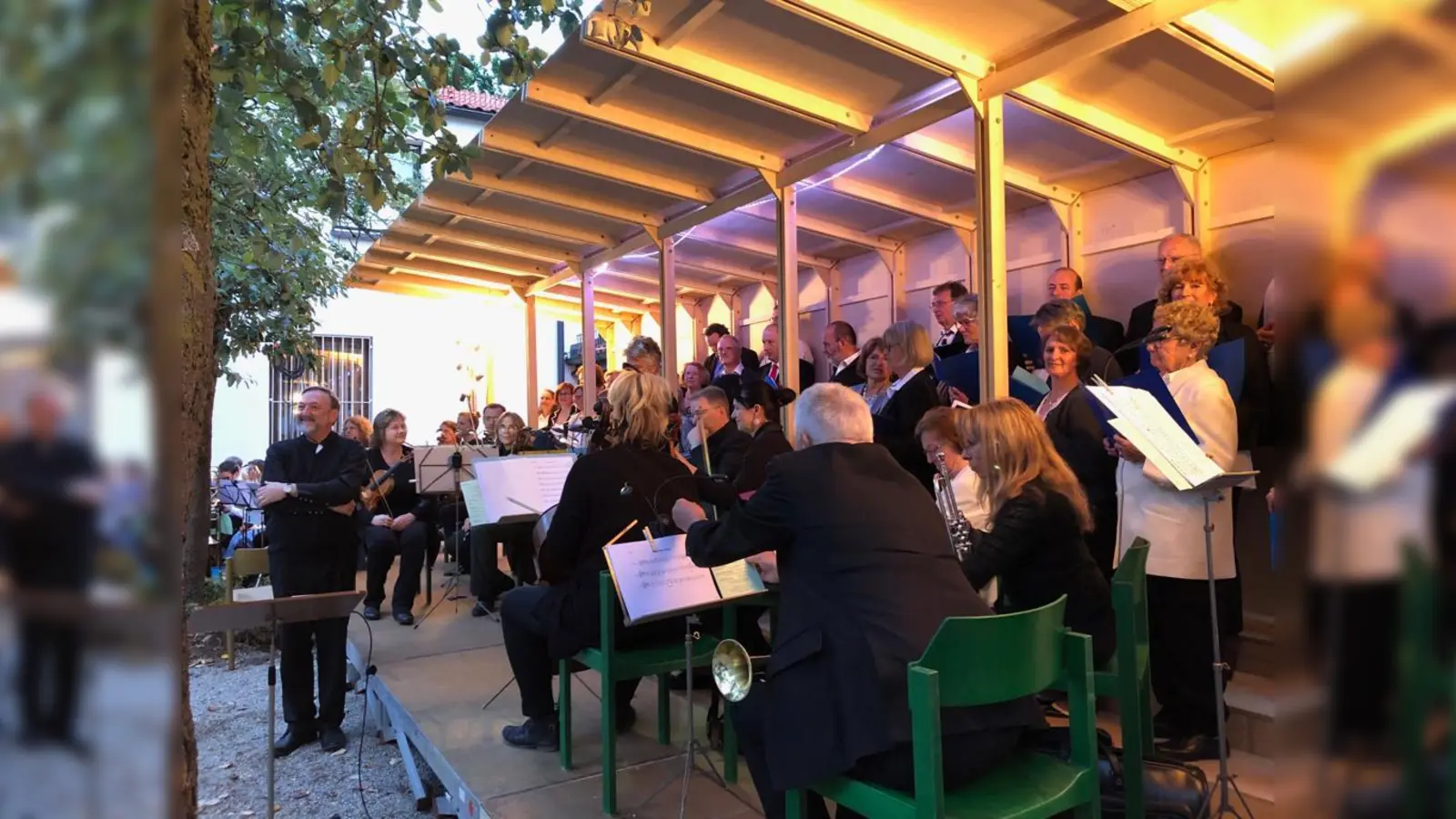 Auf schöne gemeinsame Stunden darf man sich beim Open-Air-Konzert im Pfarrhof von St. Peter und Paul freuen.  (Foto: Sängerkreis Ottobrunn)