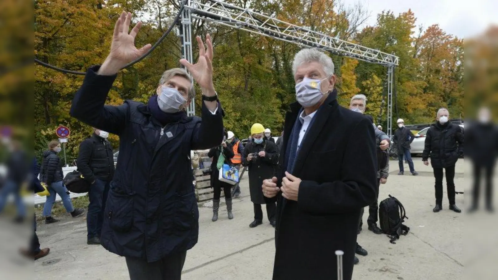 OB Dieter Reiter und Gasteig-Geschäftsführer Max Wagner besichtigen die Baustelle. (Foto: Robert Haas)
