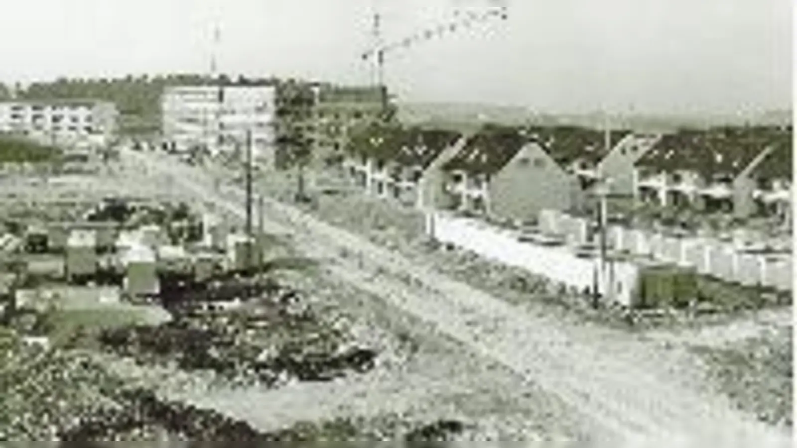 So kennt kaum jemand die Gegend des heutigen Rossinizentrums: Ab 1968 wurde aus einem Acker und zwei Bauernhöfen ein Schul- und Einkaufszentrum samt Wohnbebauung. Das Foto zeigt die Grund- und Hauptschule und davor das Gymnasium im Rohbau.  (Fotos: Gemeinde)
