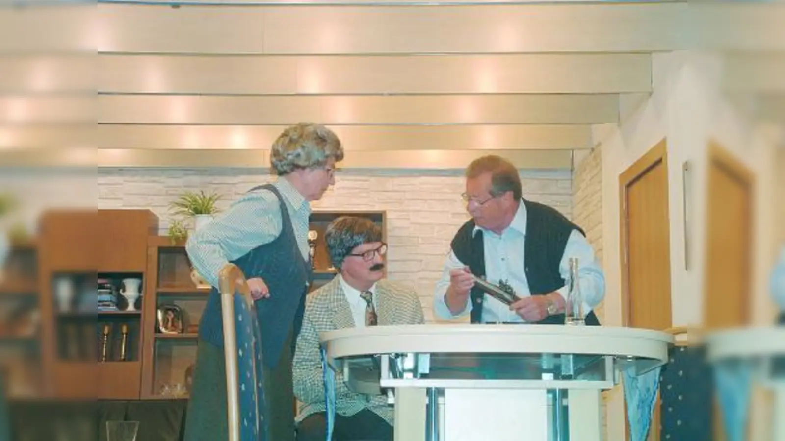 Die Pistolen für das Duell im Morgengrauen liegen schon bereit: v.l. Wera Schröder als Oma, Ernst Ruhmanseder als Charlie und Ernst Pritschet als Nepomuk Kastlmeier. (Foto: bb)