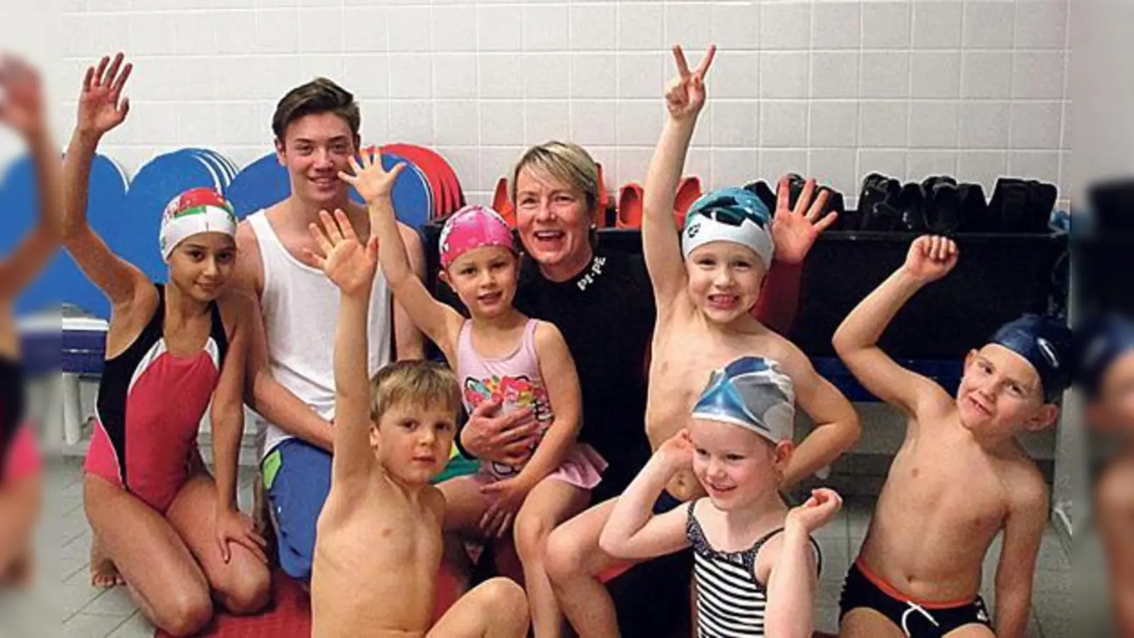 Begeistern die Kleinen für Bewegung im Wasser: Schwimmlehrer Linus und Gudrun mit ihren »Wasserratten«. 	 (Foto: TSV)
