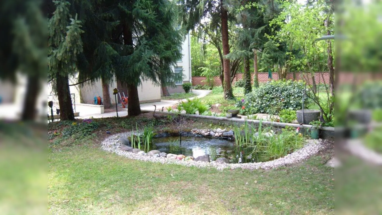 Im Garten mit Teich pflanzt die Gruppe „Gärtnern mit Gerlinde“. Wer möchte, kann in der grünen Oase auch mit einer Tasse Kaffee in der Sonne sitzen. (Foto: AH)