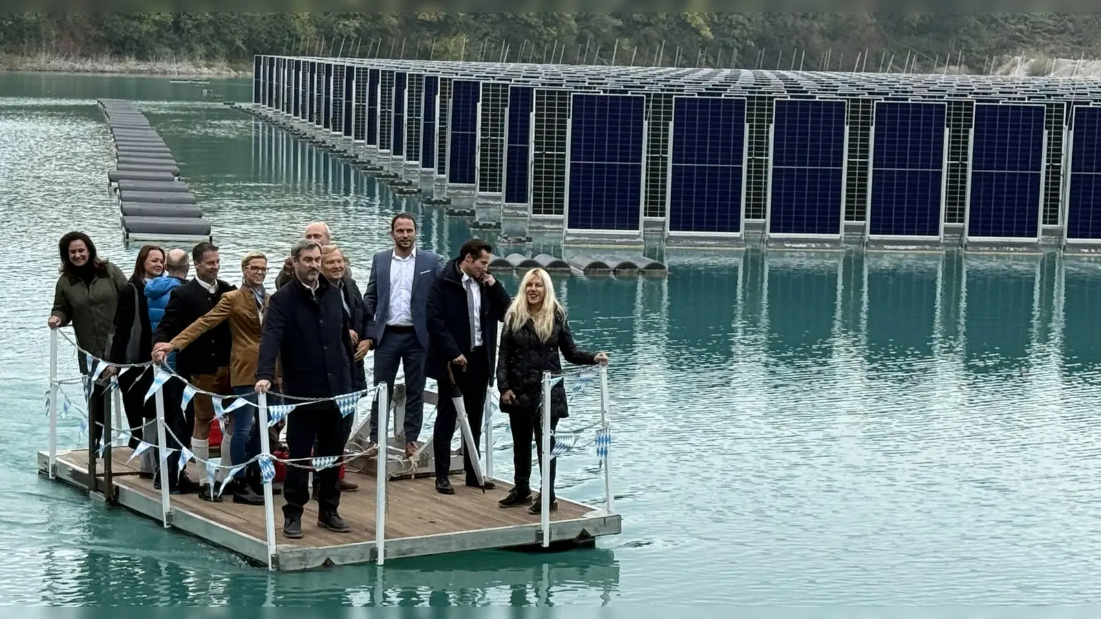 Auch Markus Söder (v. l.) war bei der Bootstour entlang der Photovoltaik-Anlage dabei. (Foto: pst)