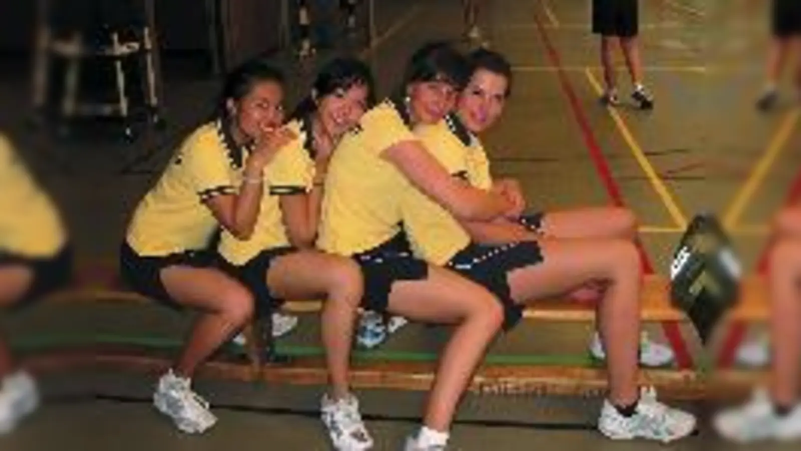 Erschöpft, aber glücklich: Janet Vu, Mai Nguyen, Susi Draeger, Steffi Kamphausen (von links) nach dem Wettkampf. 	 (Foto: Privat)