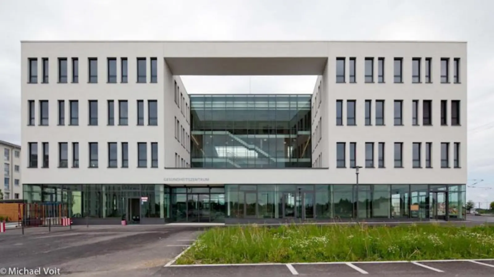 Das neue Gesundheitszentrum in Freiham ist hell, modern und barrierefrei. Unterirdisch stehen über 60 Parkplätze zur Verfügung. (Foto: Michael Voit)