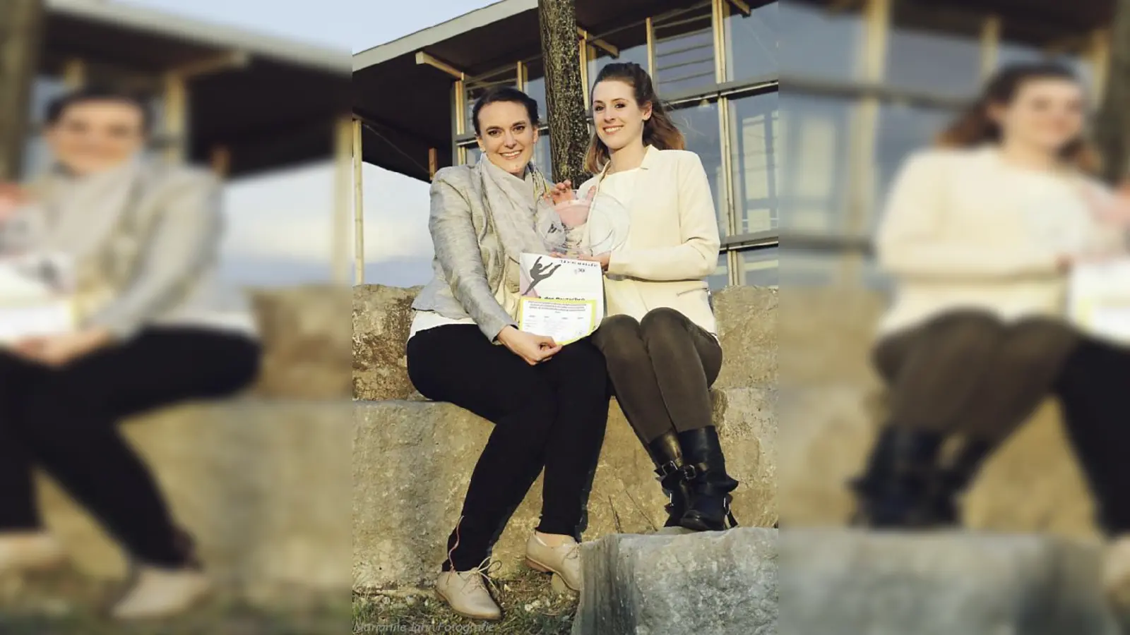 Franziska de Kleuver und Celine Lang mit dem verdienten Pokal und ihrer Urkunde.	 (Foto: VA)