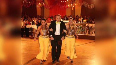 „Ich freue mich narrisch.“ Faschingsfan Mathias Niedermair erhielt zum Planegger Faschingsball die Bürgermedaille. (Foto: US)